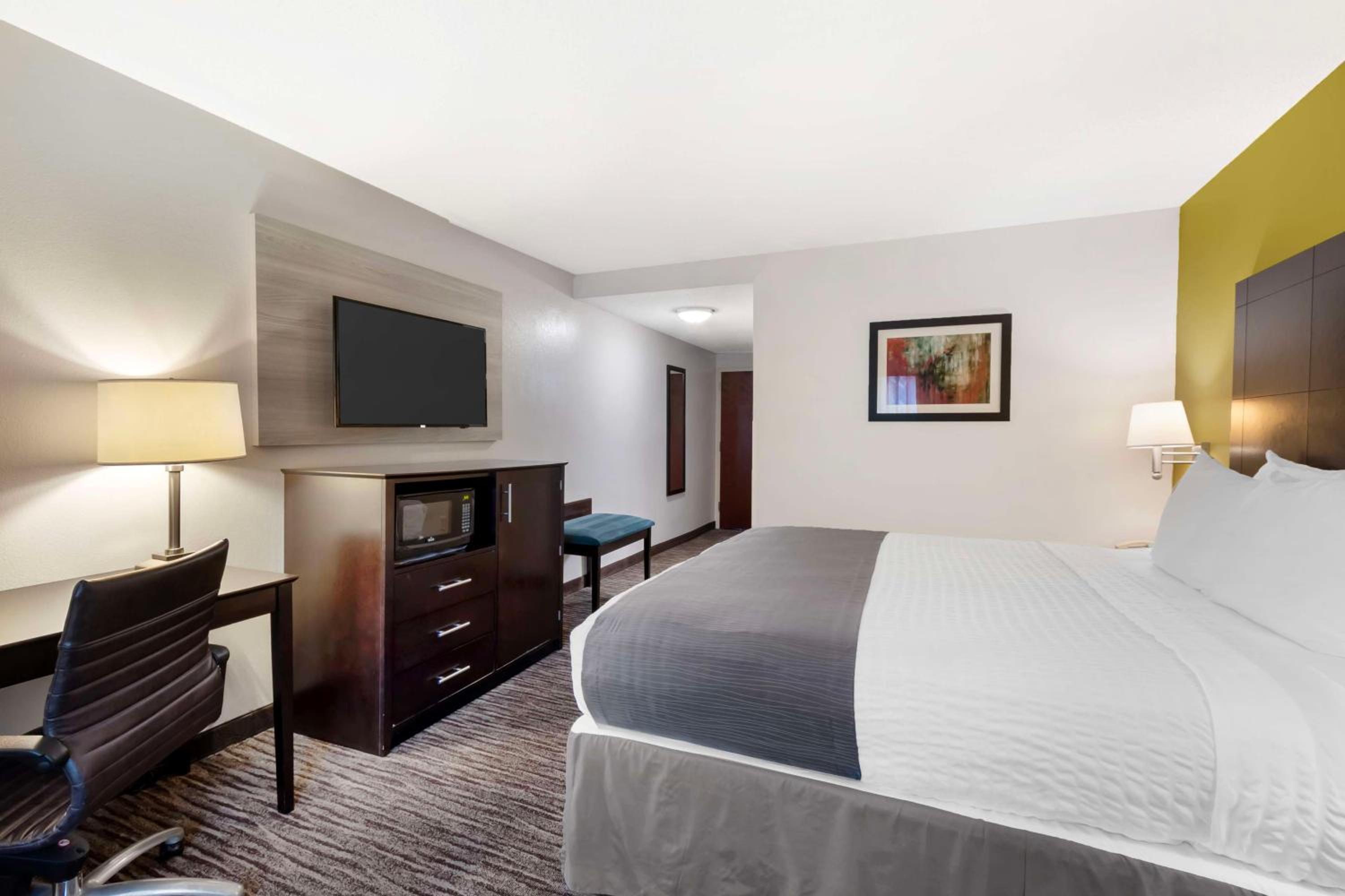 King Room - Non-Smoking - Photo 4