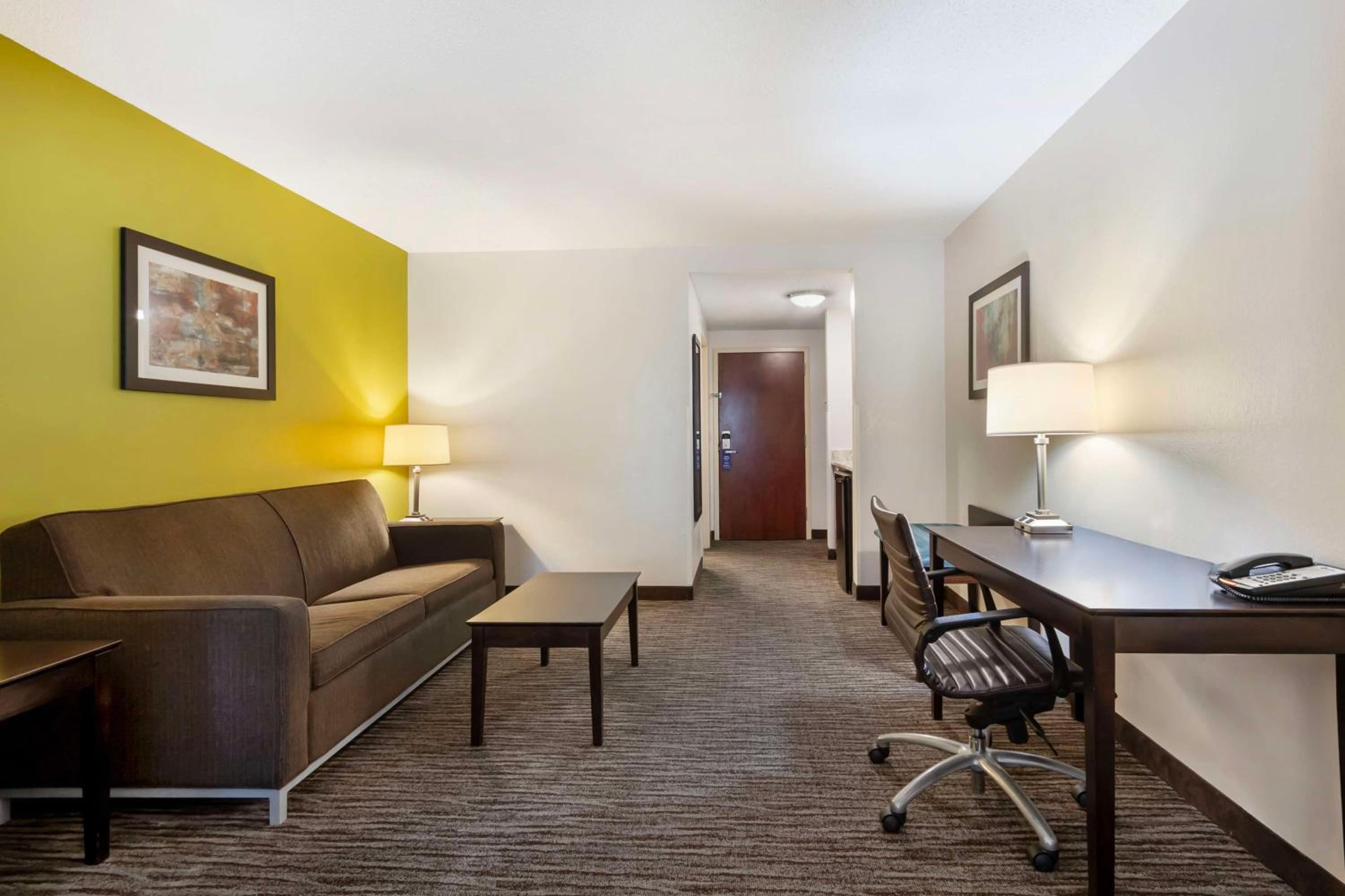 King Suite with Sofa Bed - Non-Smoking - Photo 2