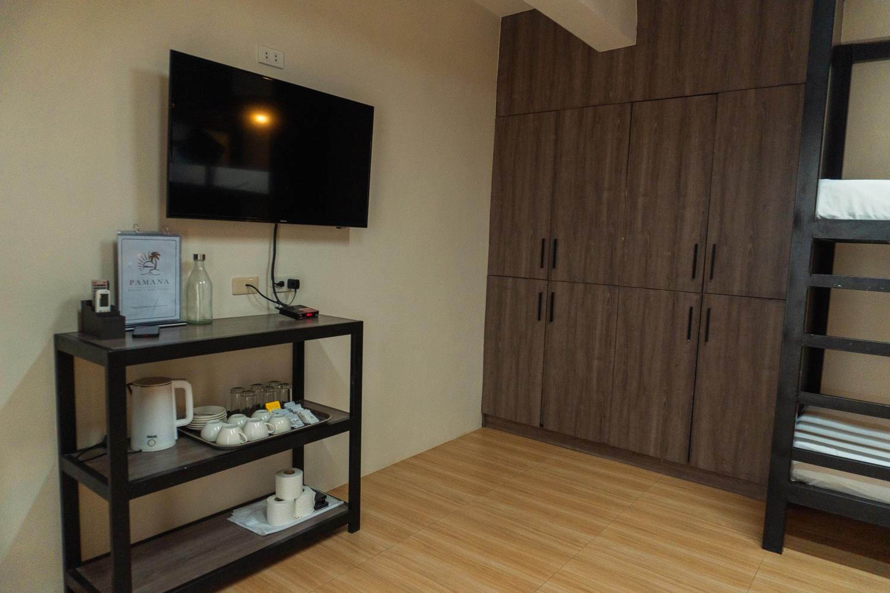 6-Bed Mixed Dormitory Room photo 2