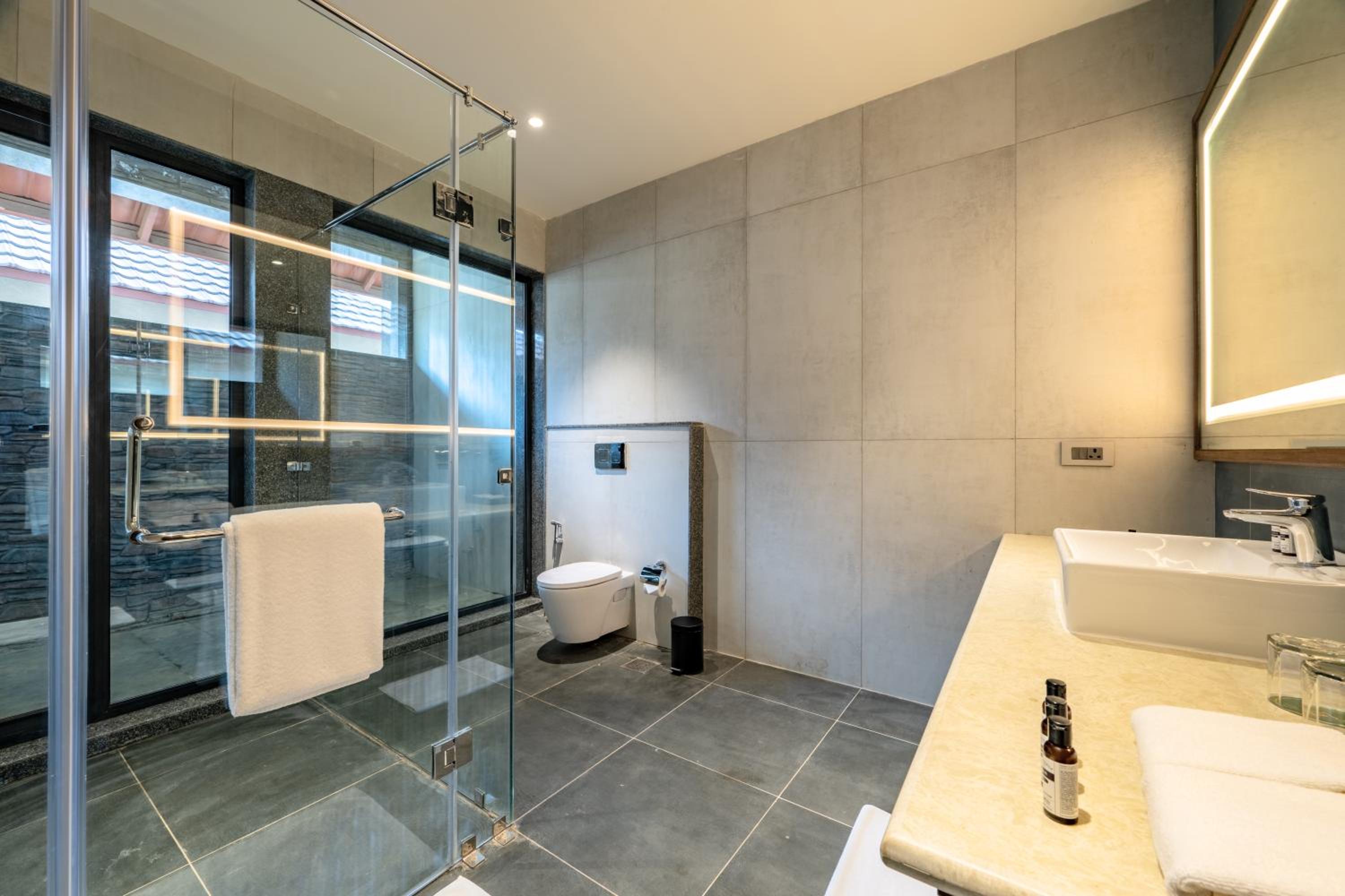 Lagoon Villa: 10% discount on Food & Beverages (excluding In-Room Dining and Liquor), 10% discount on Spa Services, Laundry Services, Complimentary Happy Hour Offer – Buy 1 Get 1 Free, available daily from 11:00 AM to 7:00 PM. - Photo 8