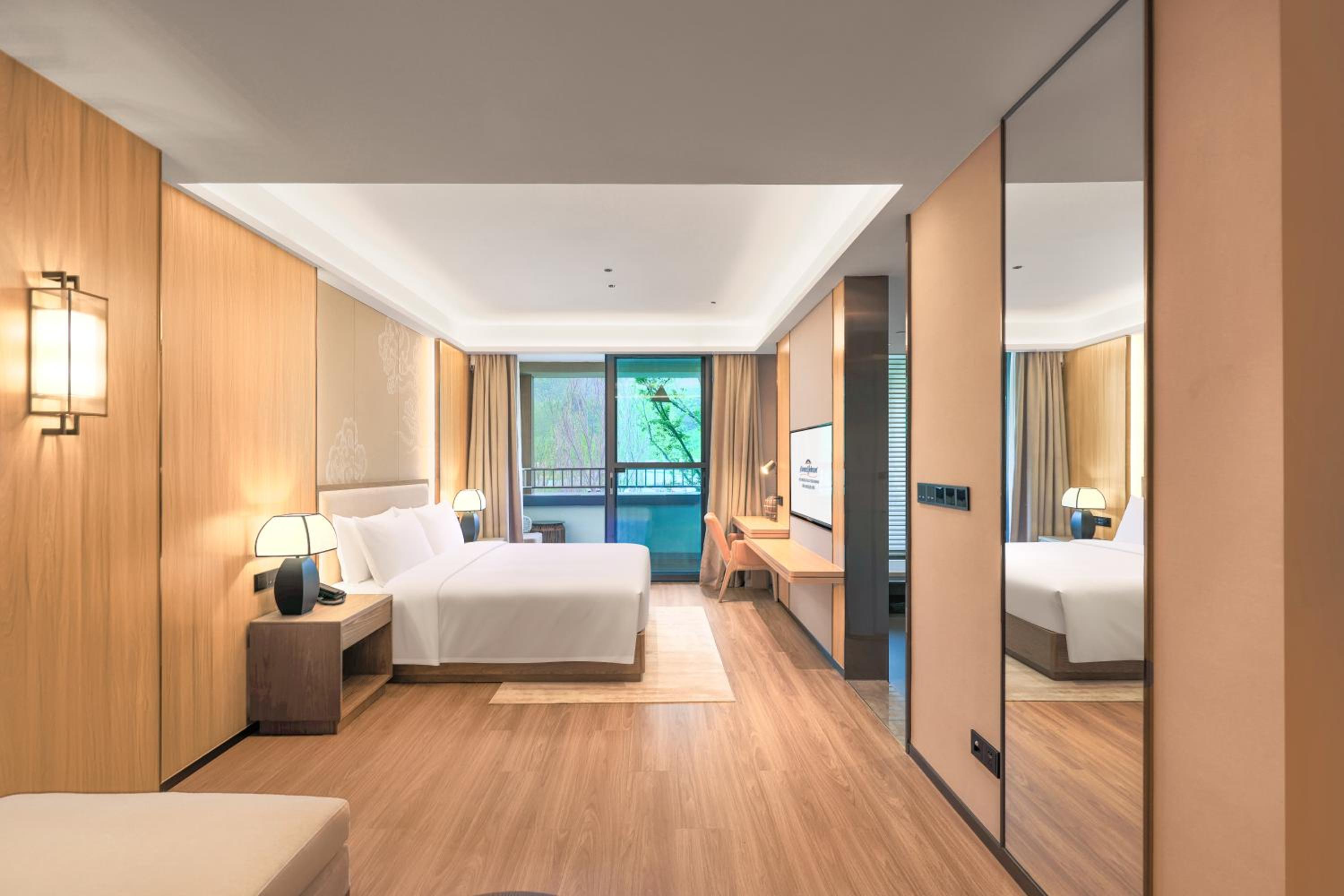 Deluxe King Room with Garden View photo 3