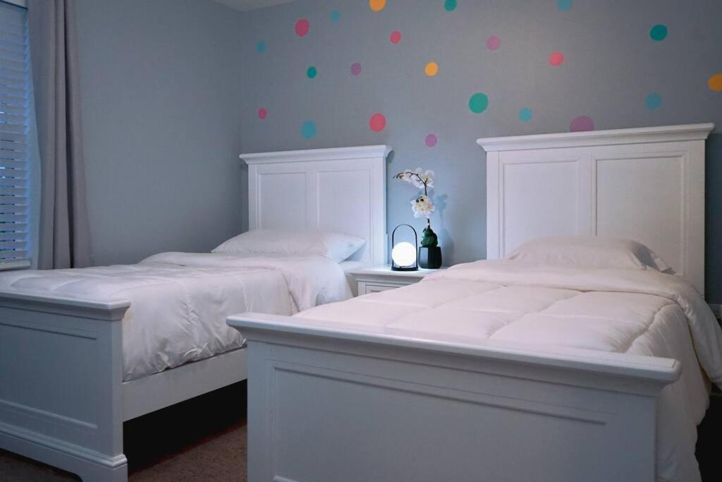 Three-Bedroom House photo 2
