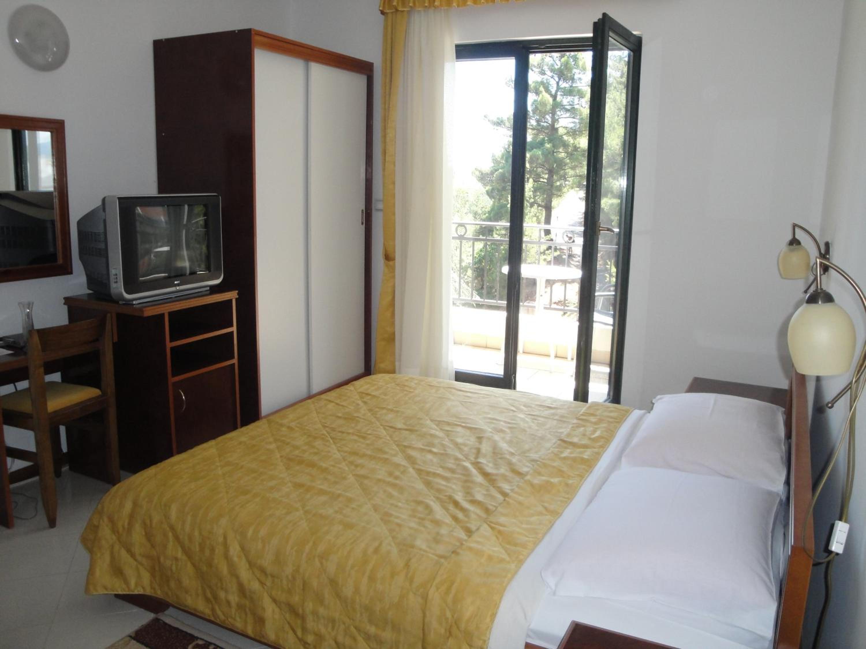 Double Room with Balcony (2 Adults + 1 Child) photo 1