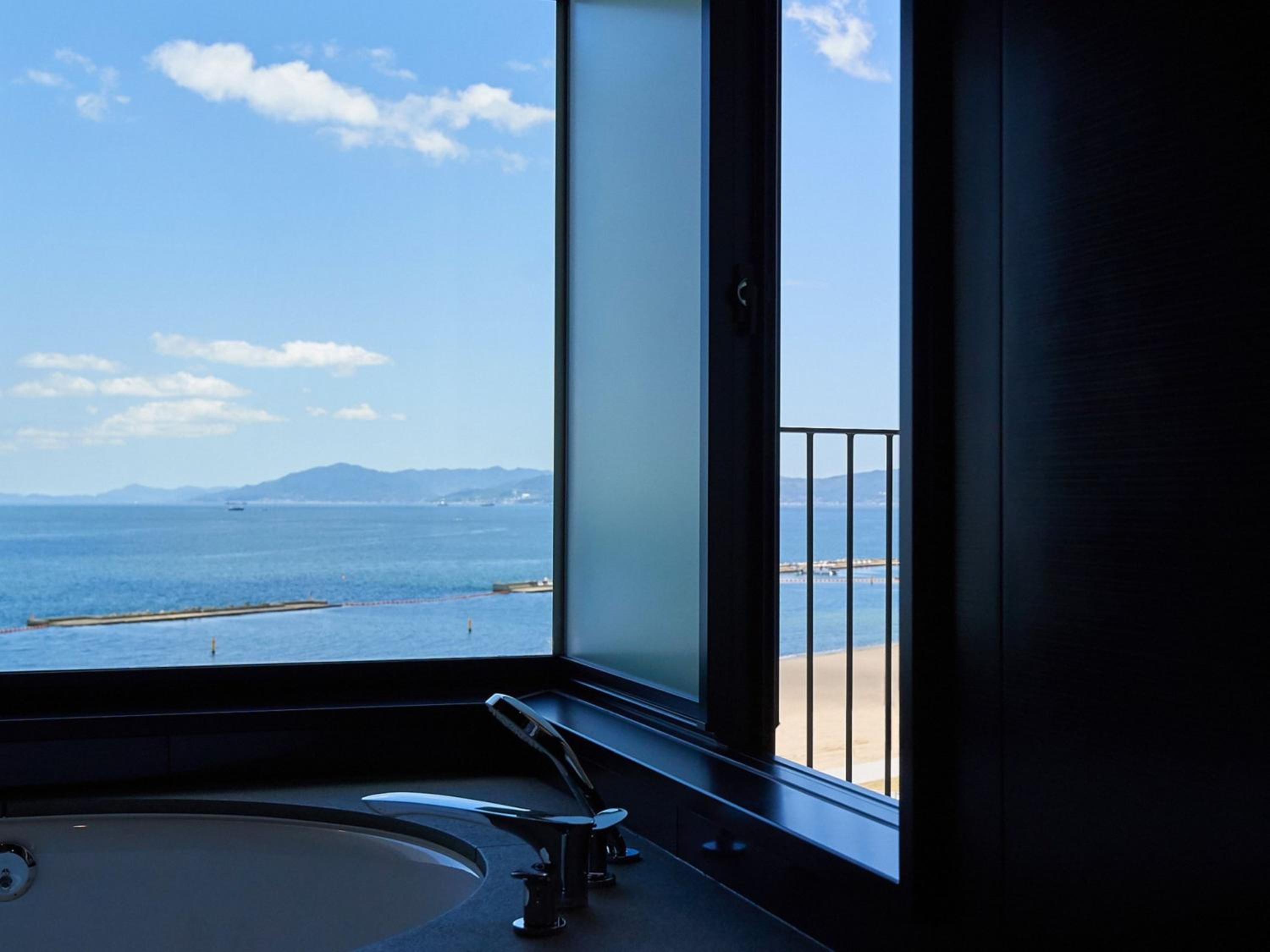 Deluxe Twin Room with Sea View photo 2