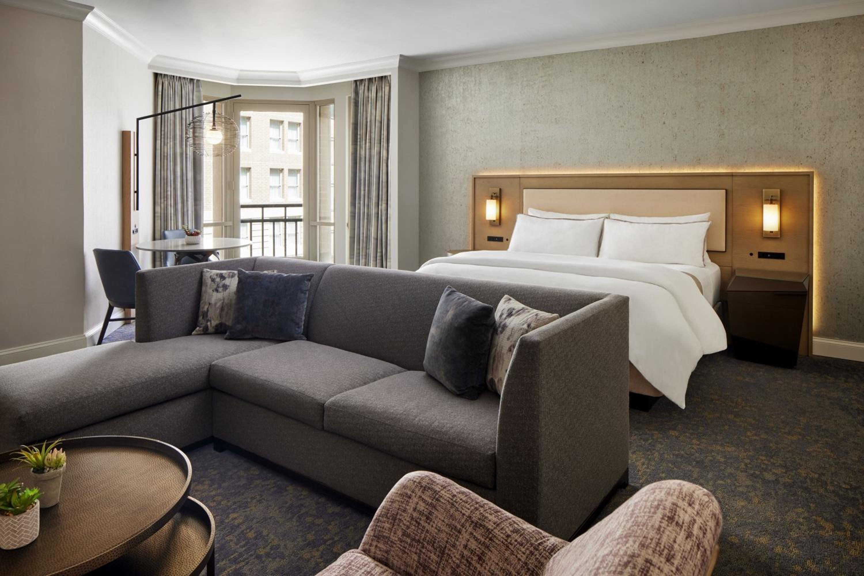 Premium King Studio Suite with Sofa Bed and Courtyard View - Photo 5