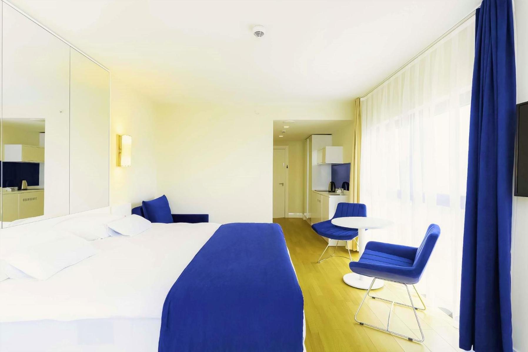 King Studio With Sofa Bed