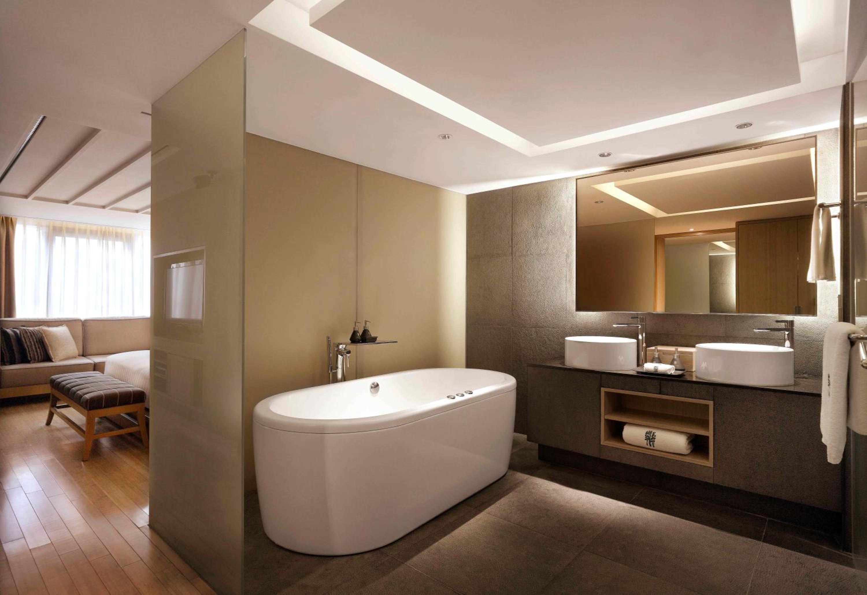 Banyan Suite - The Green Leaves of Summer PKG(Breakfast at Granum Dining Lounge, Indoor&Outdoor pool access, Fitness access for 2 people included)