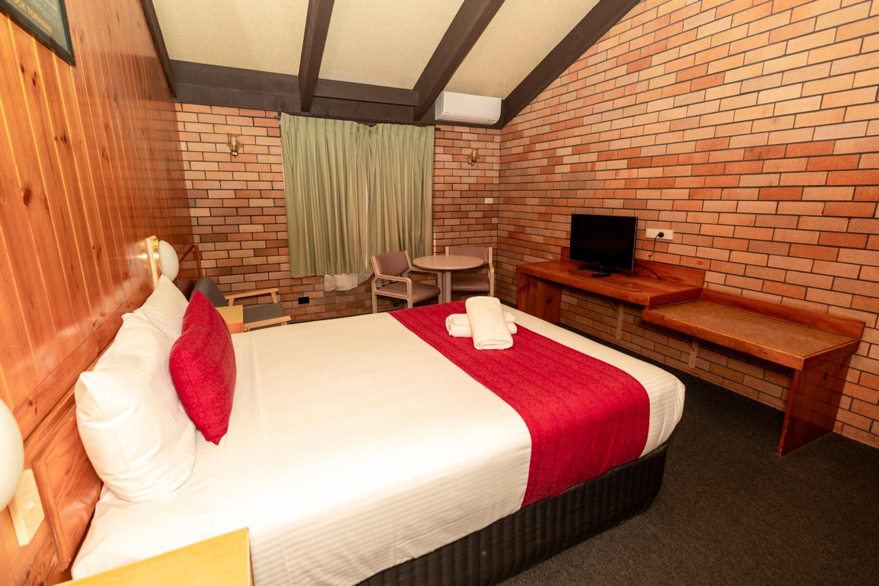 Queen Room photo 2