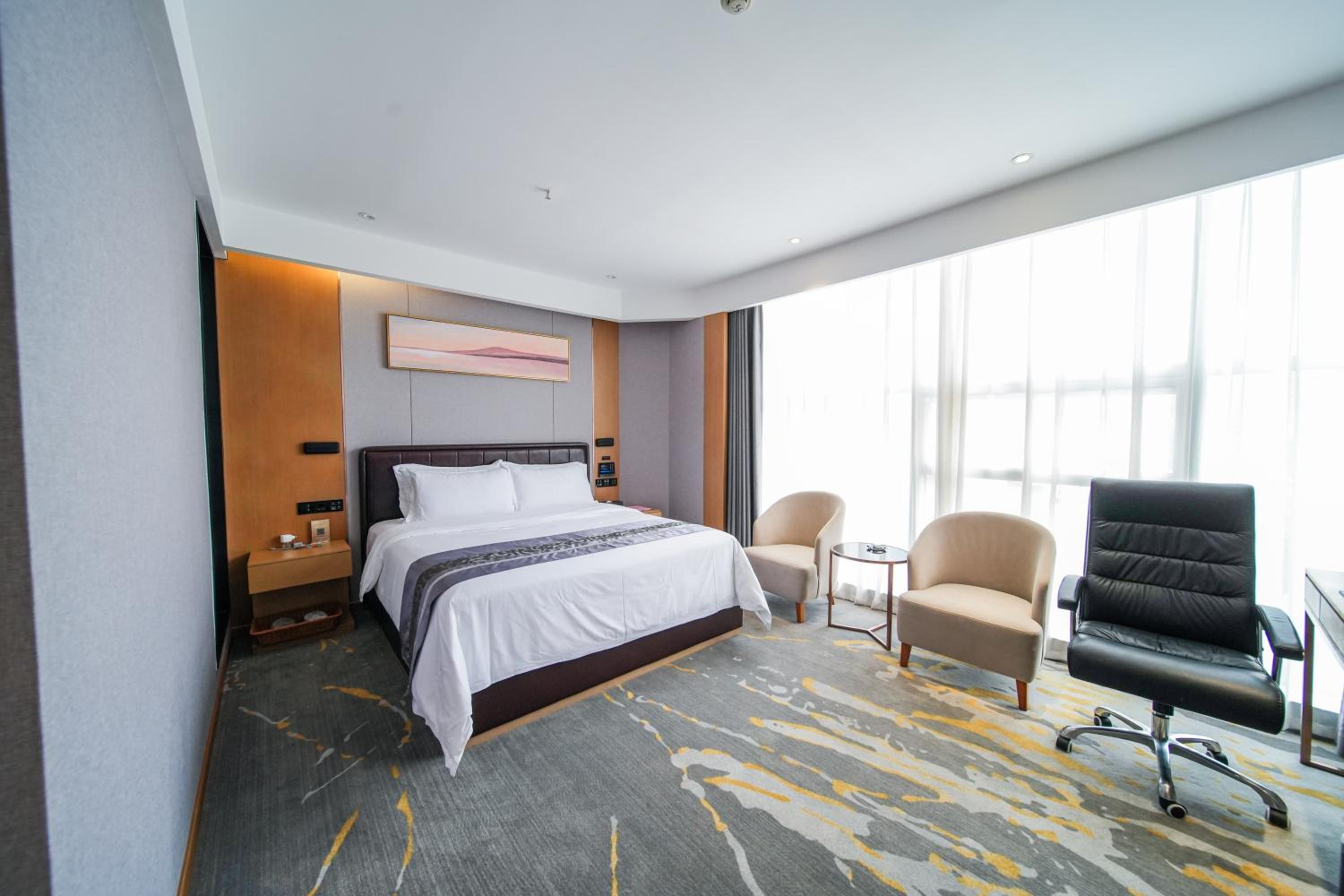 Deluxe King Room photo 1