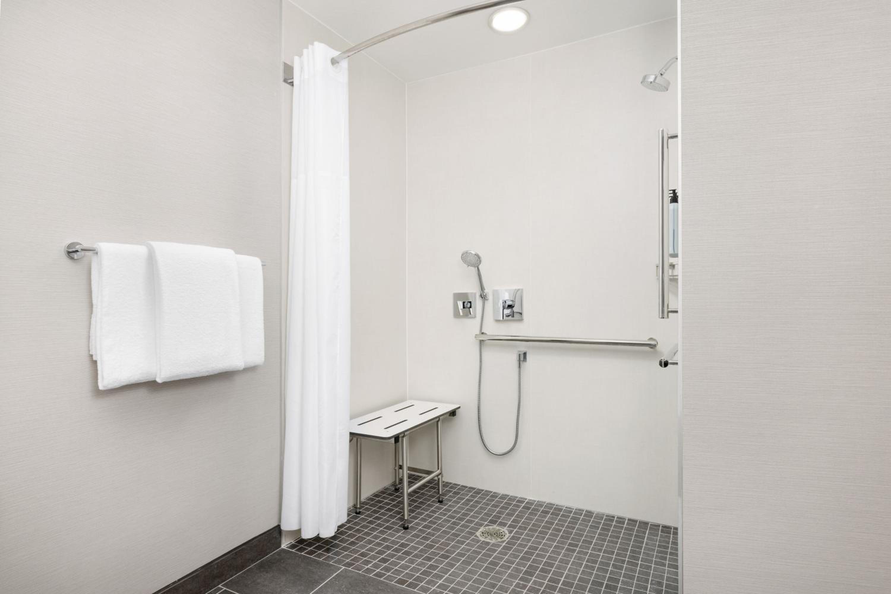 King Room - Hearing Accessible - Photo 8