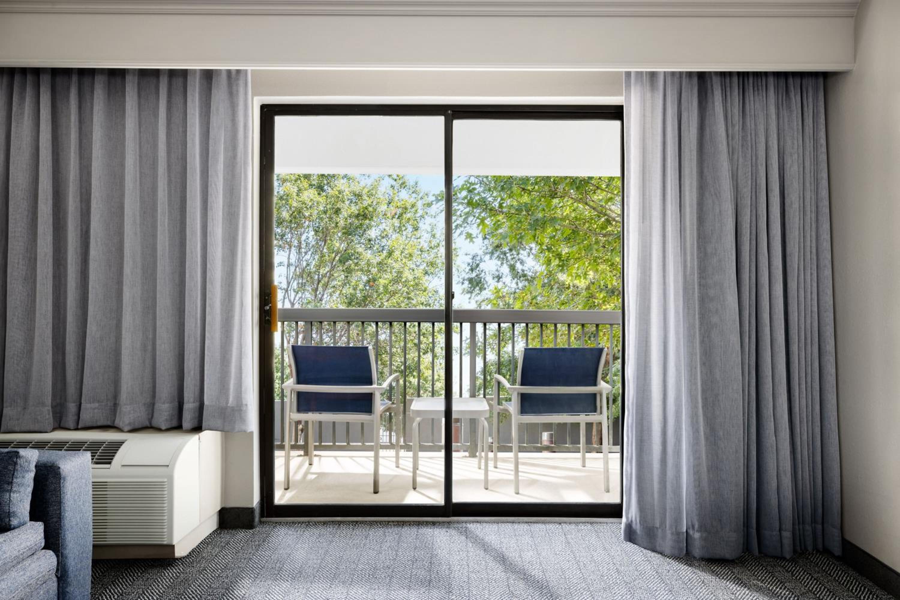 King Room with Balcony photo 2
