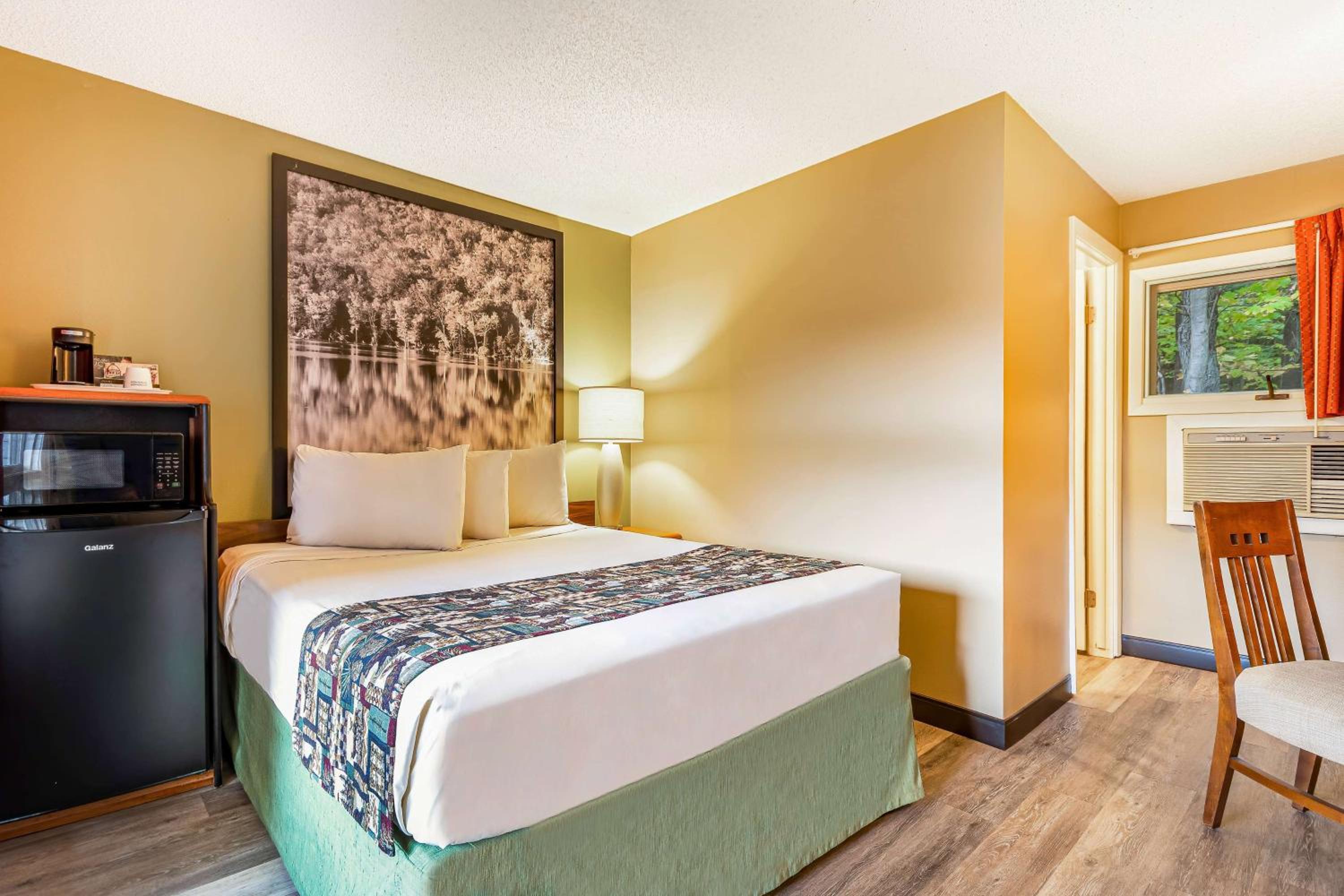 1 Queen Bed, Pool View, Non-Smoking - Photo 2