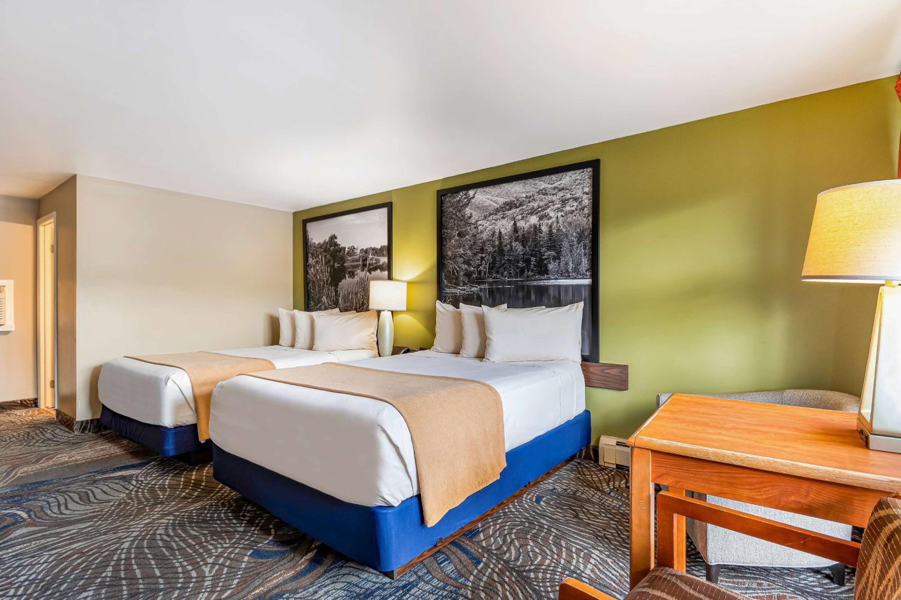Queen Room with Two Queen Beds - Non-Smoking - Photo 1
