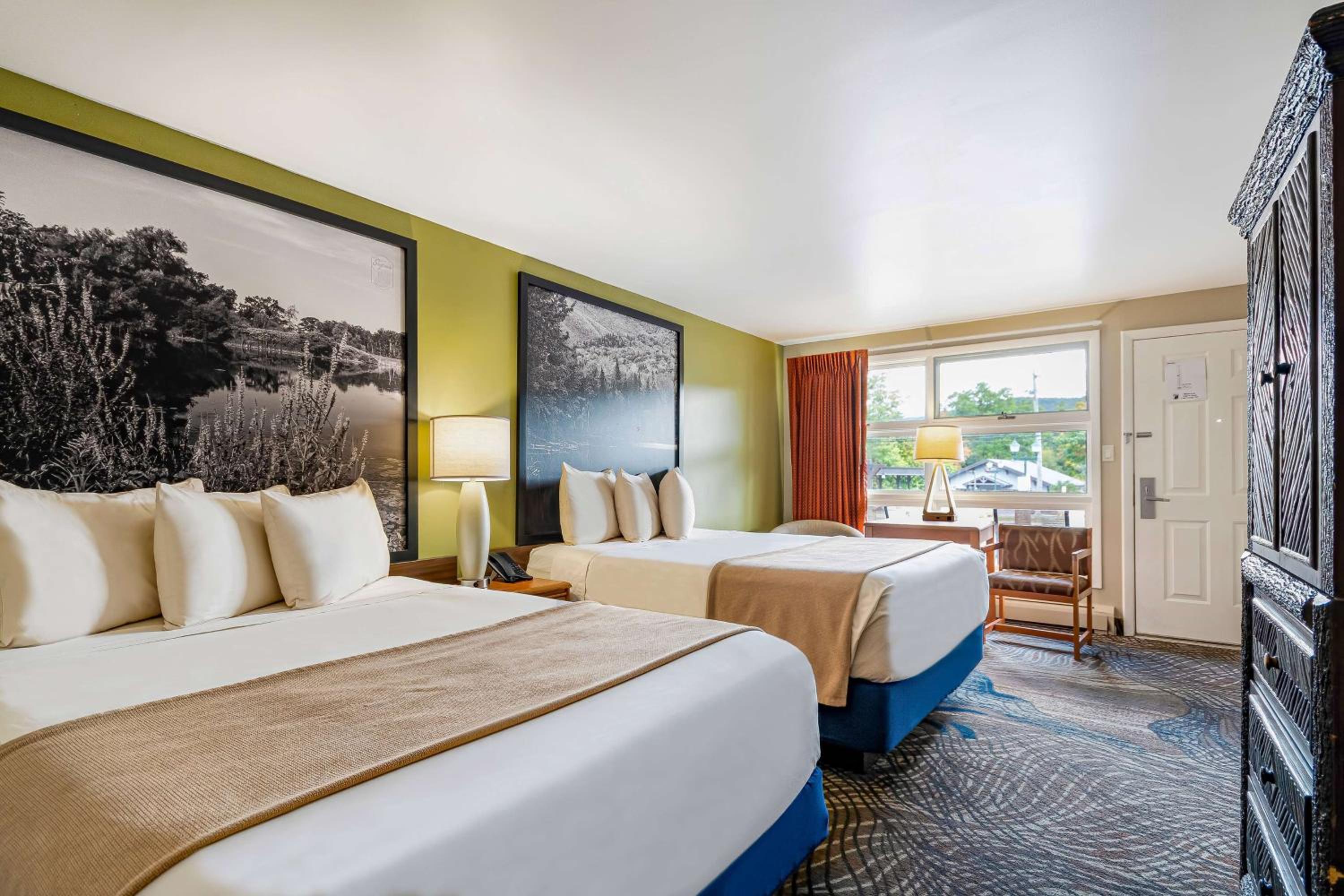 Queen Room with Two Queen Beds - Non-Smoking - Photo 2