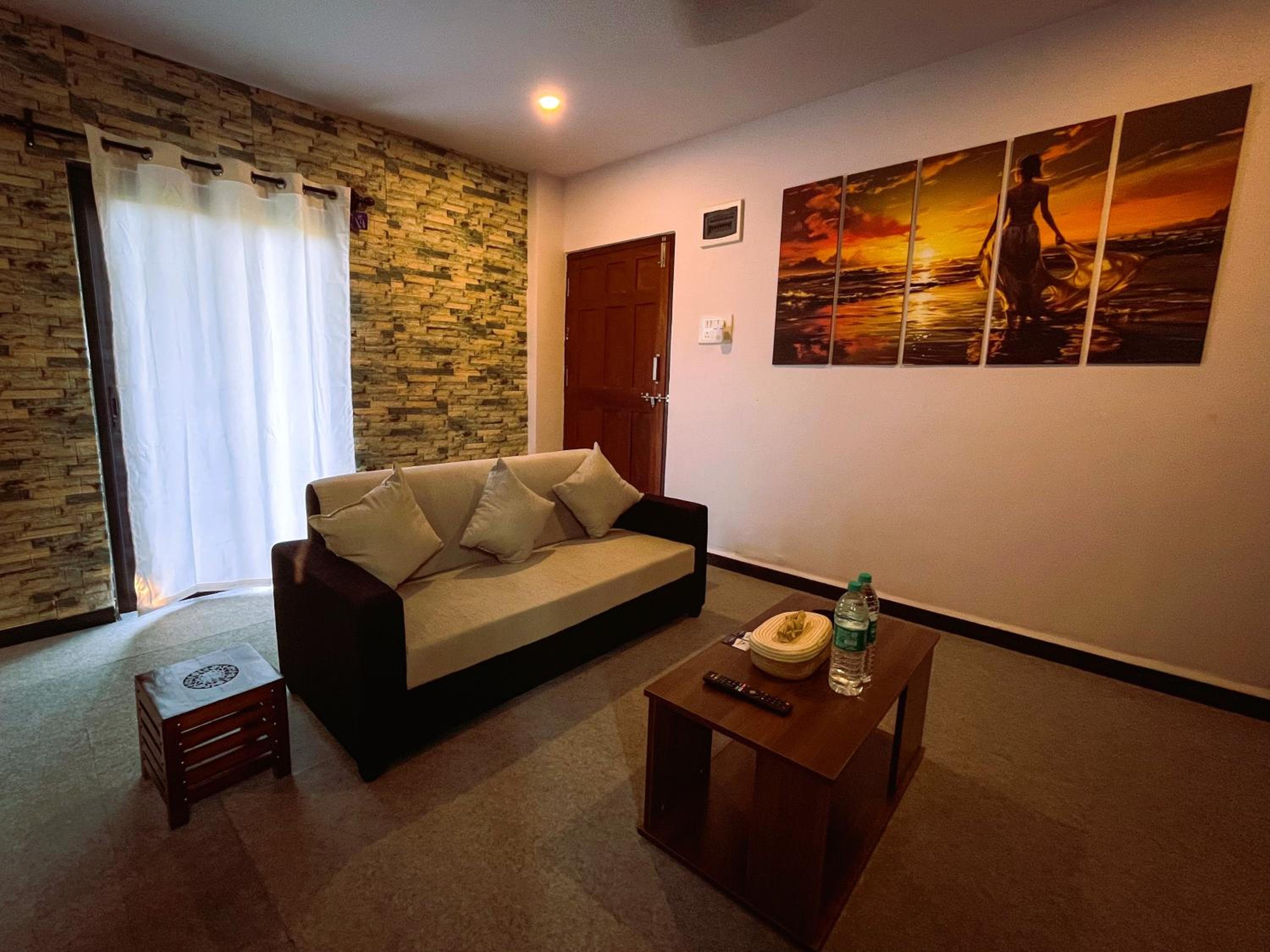 One-Bedroom Apartment With Balcony And Mountain View   photo 2