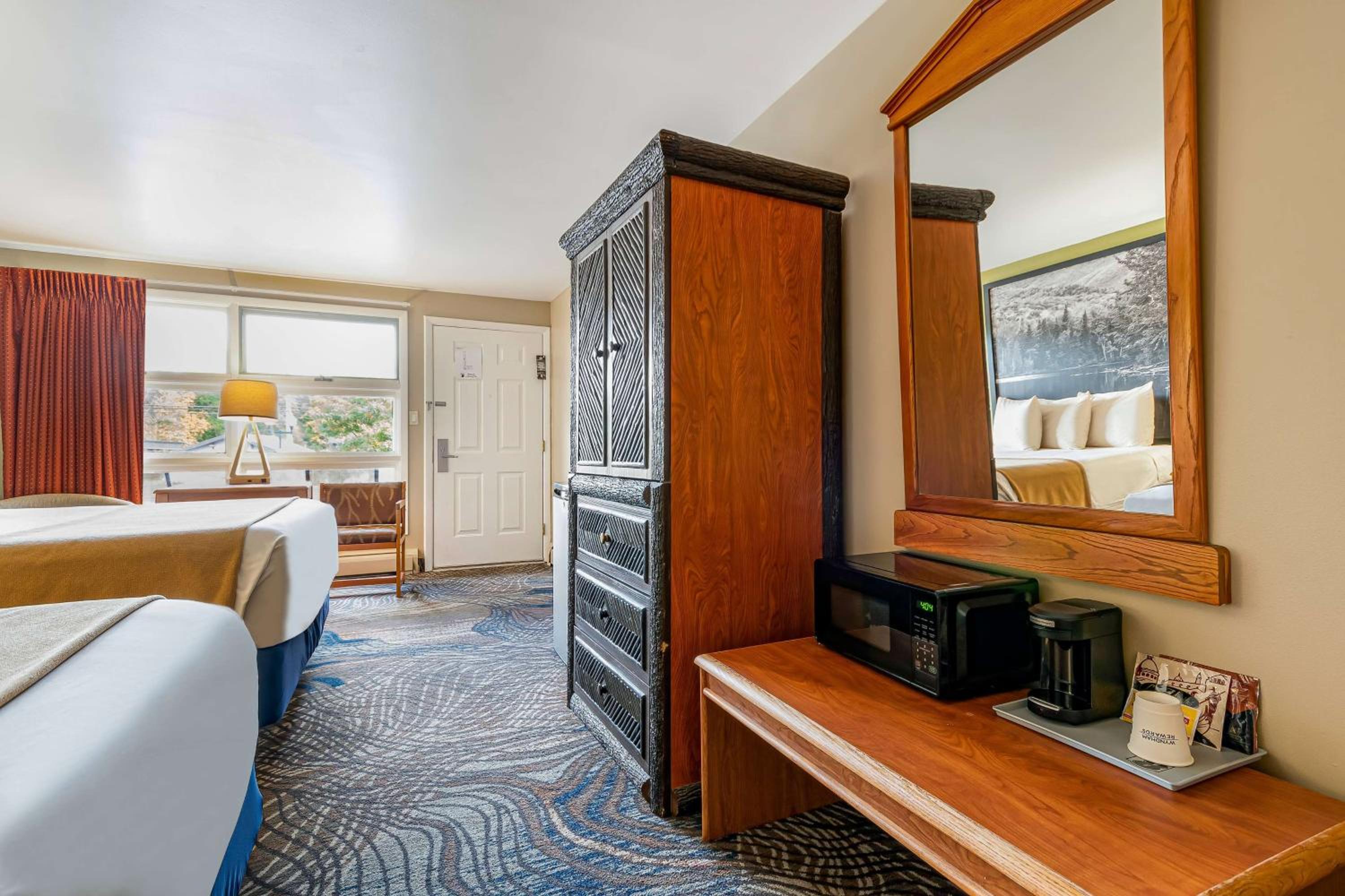 Queen Room with Two Queen Beds - Non-Smoking - Photo 3