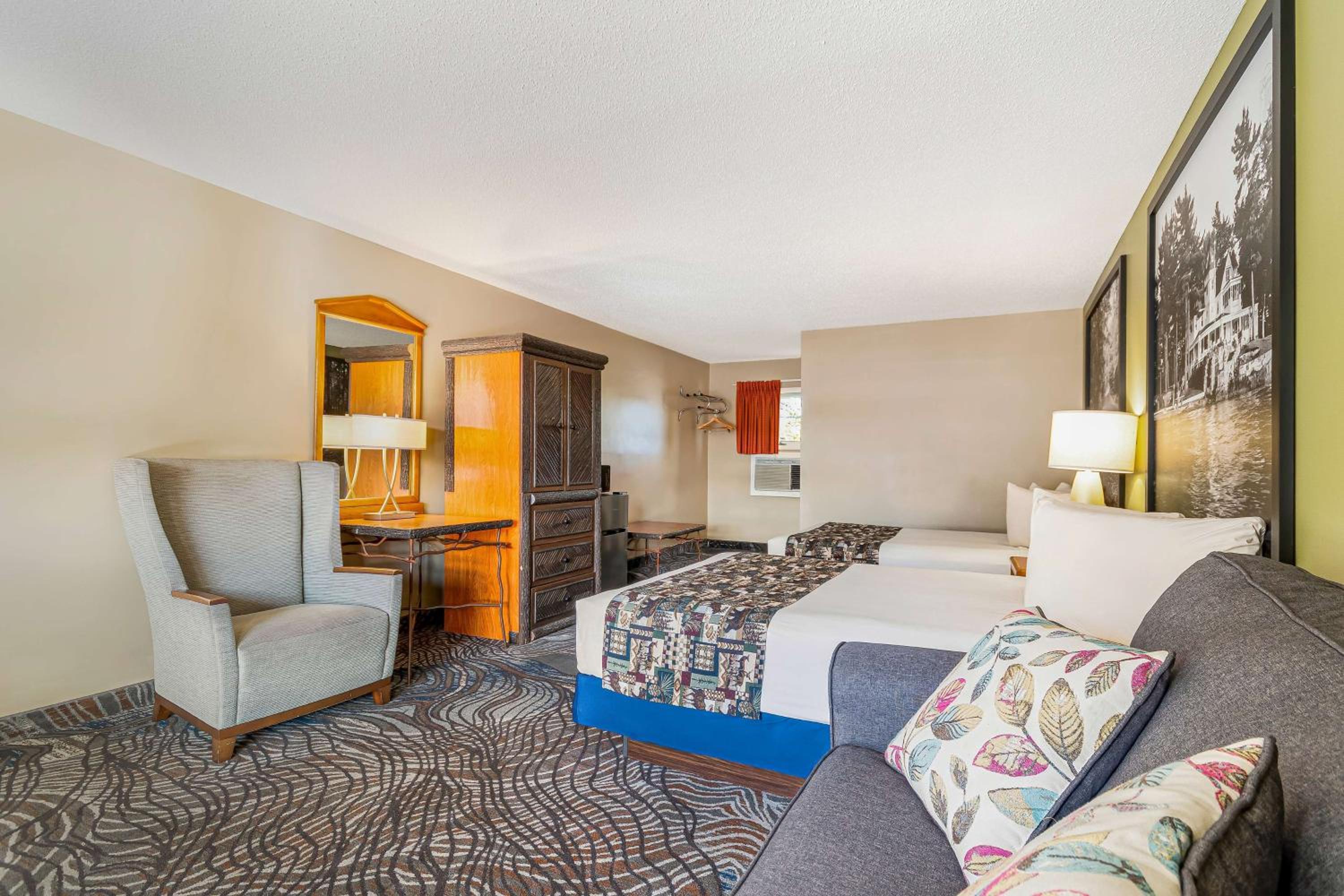 Deluxe Queen Room with Two Queen Beds - Non-Smoking - Photo 2