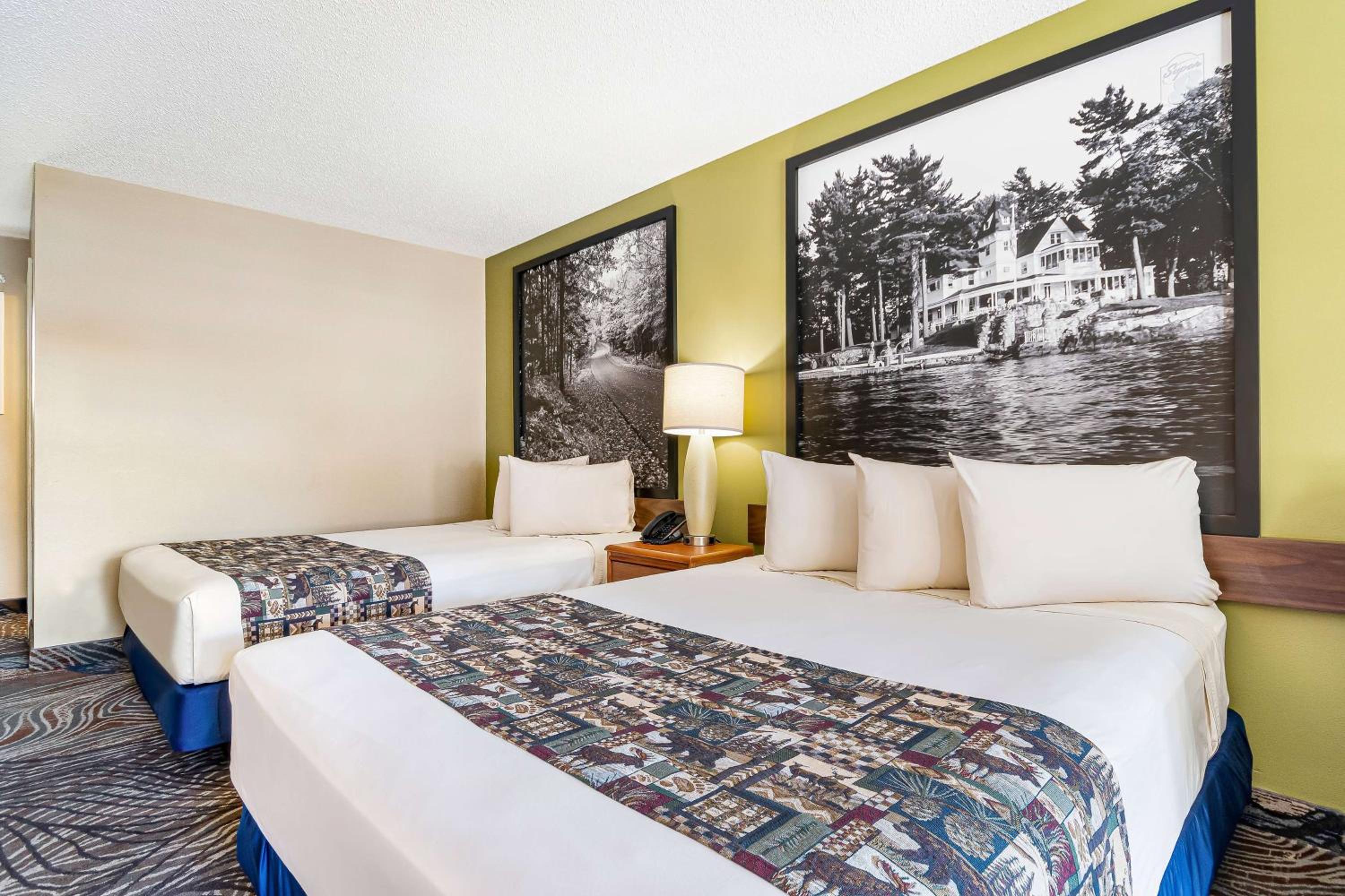 Deluxe Queen Room with Two Queen Beds - Non-Smoking - Photo 3