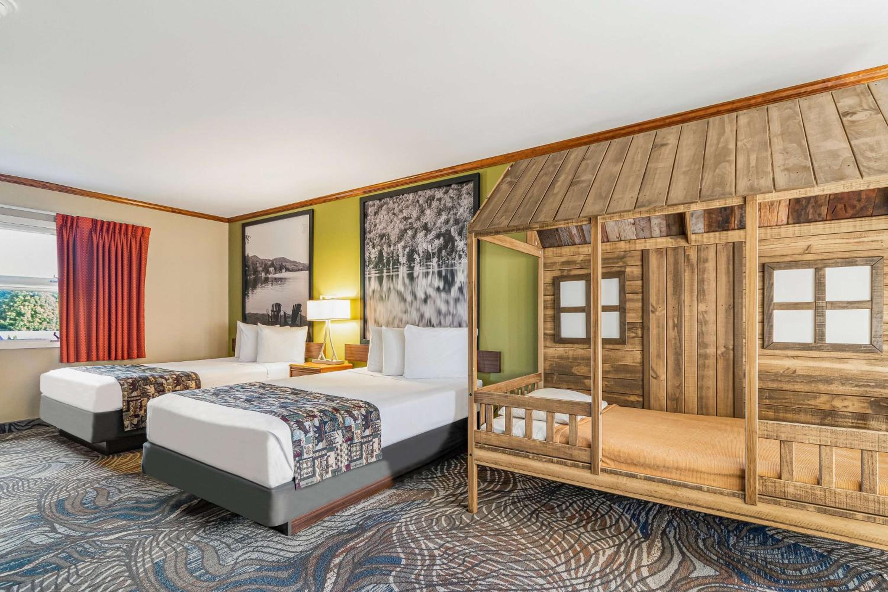 2 Double Beds, 1 Children’s Twin Bed, Suite, Pool View, Non-Smoking - Photo 1