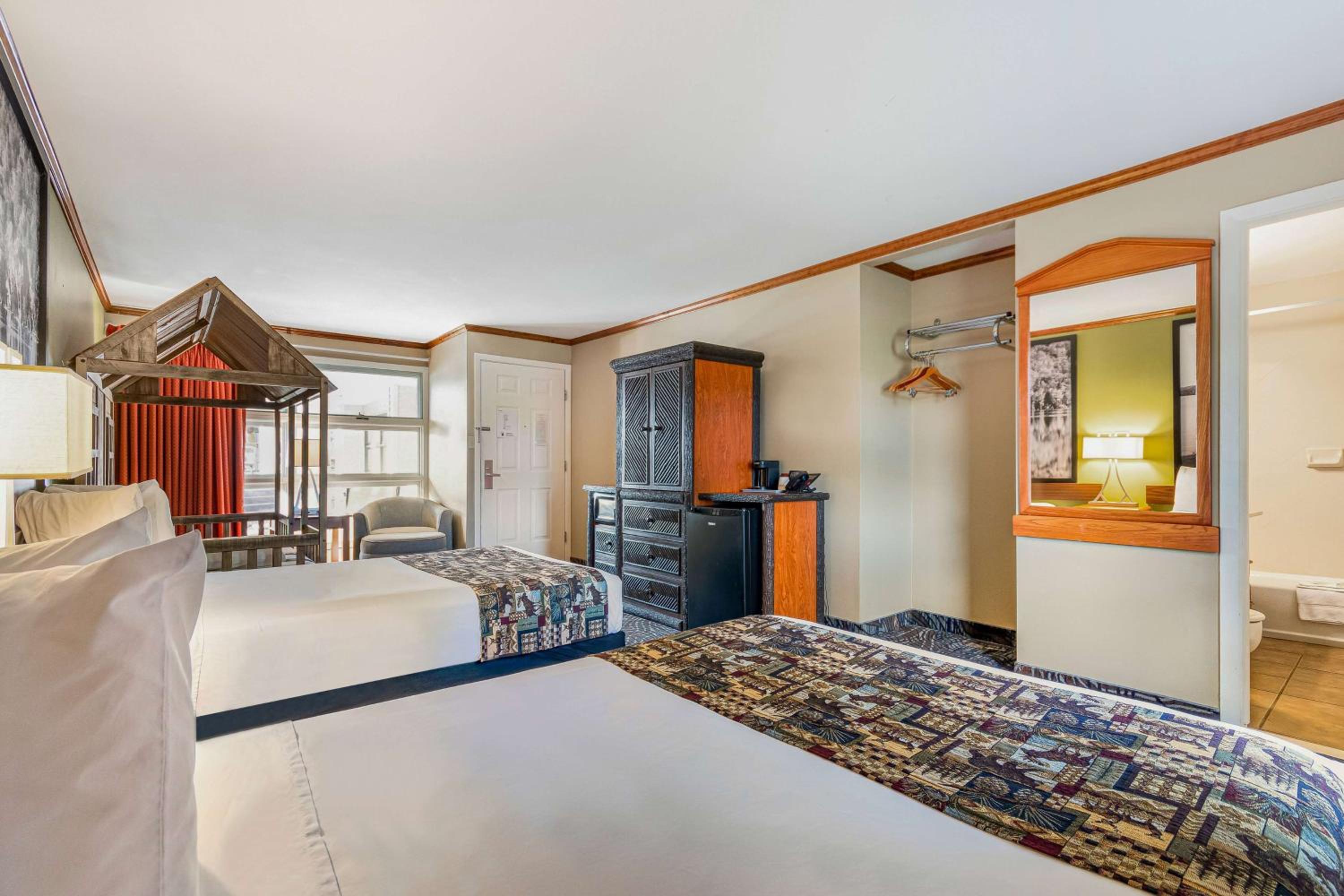 2 Double Beds, 1 Children’s Twin Bed, Suite, Pool View, Non-Smoking - Photo 2