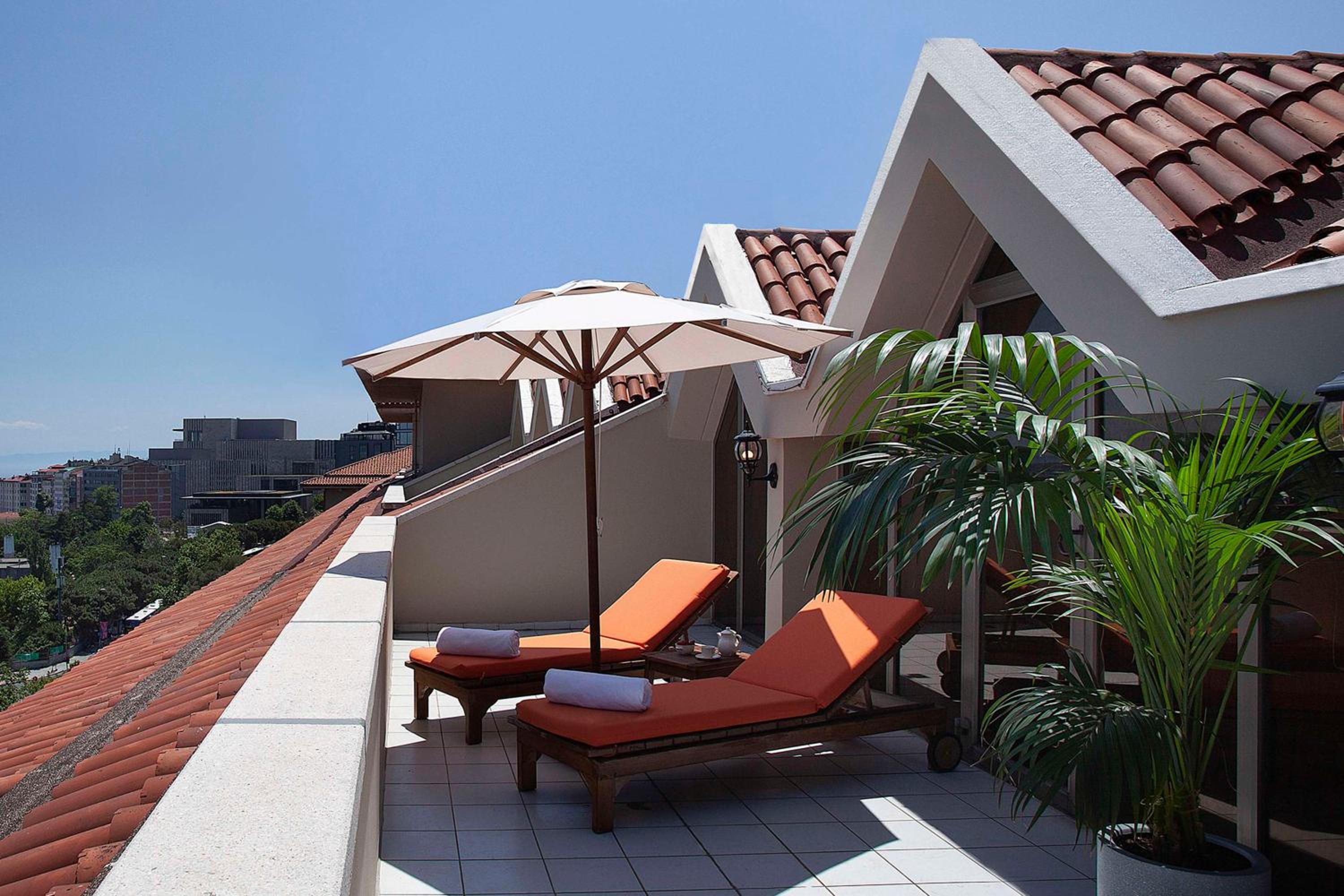 Three-Bedroom Suite with Terrace and City View thumbnail 6