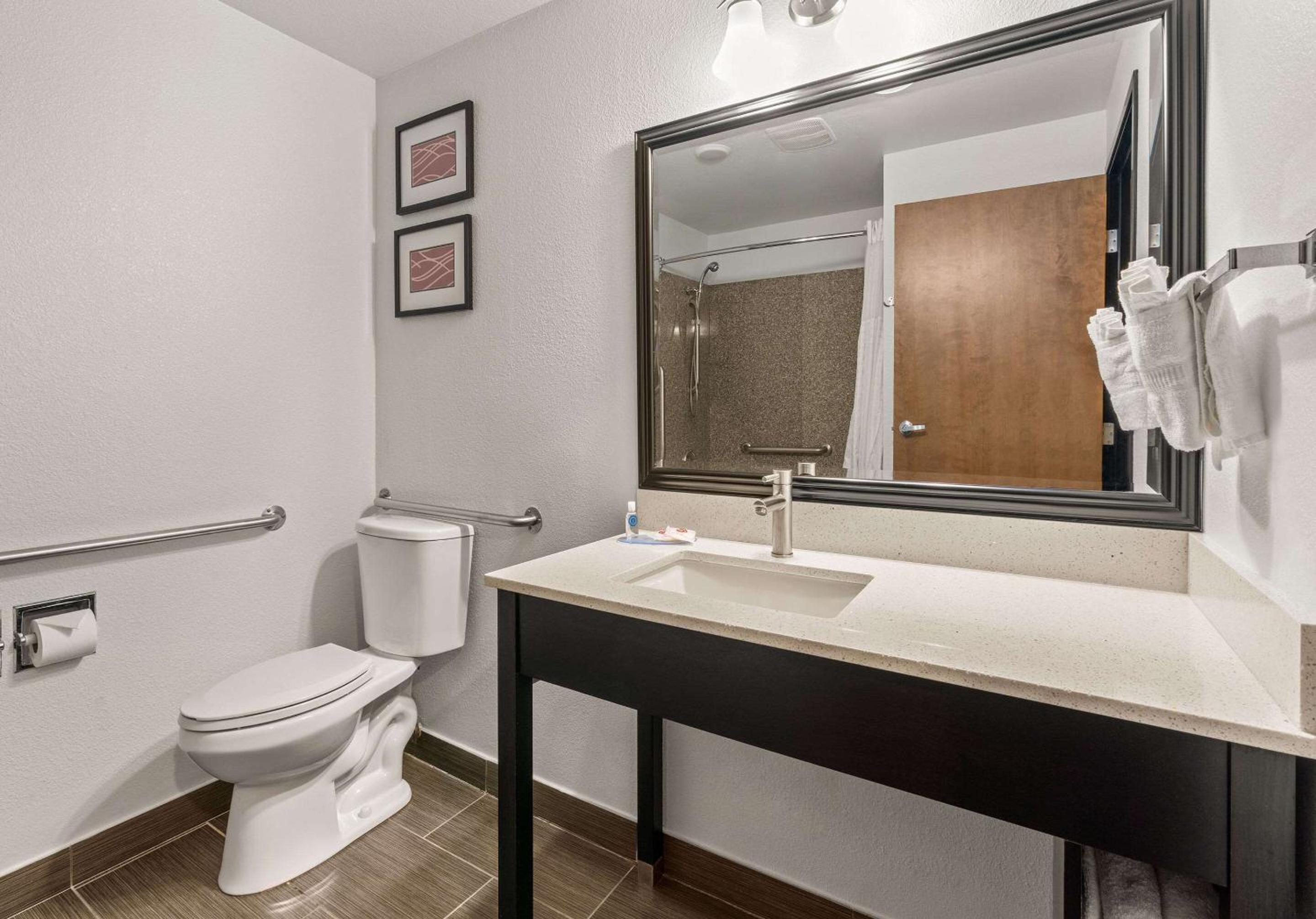 Queen Room with Two Queen Beds Tub - Accessible - Photo 3