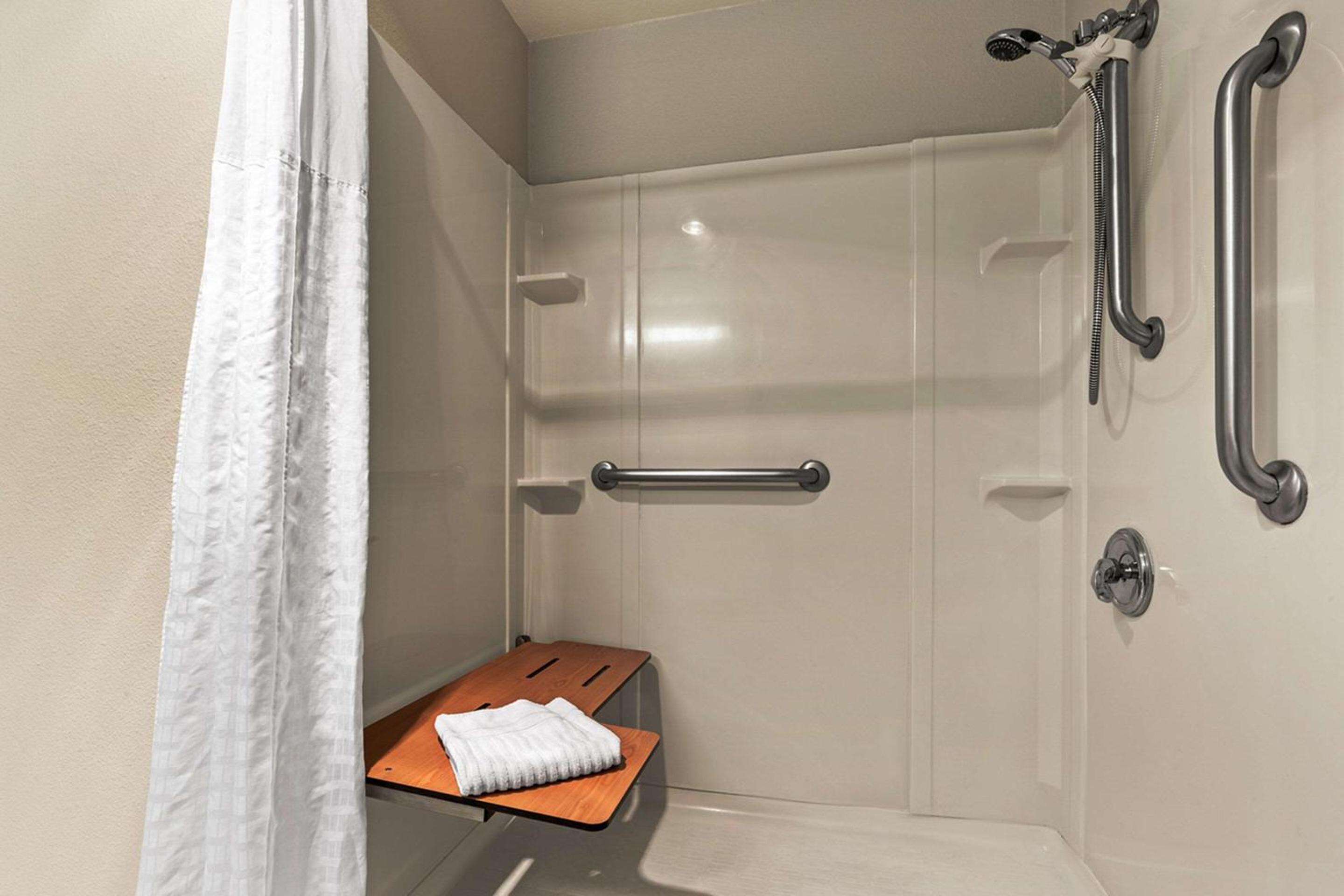 Queen Room with Two Queen Beds Tub - Accessible - Photo 4