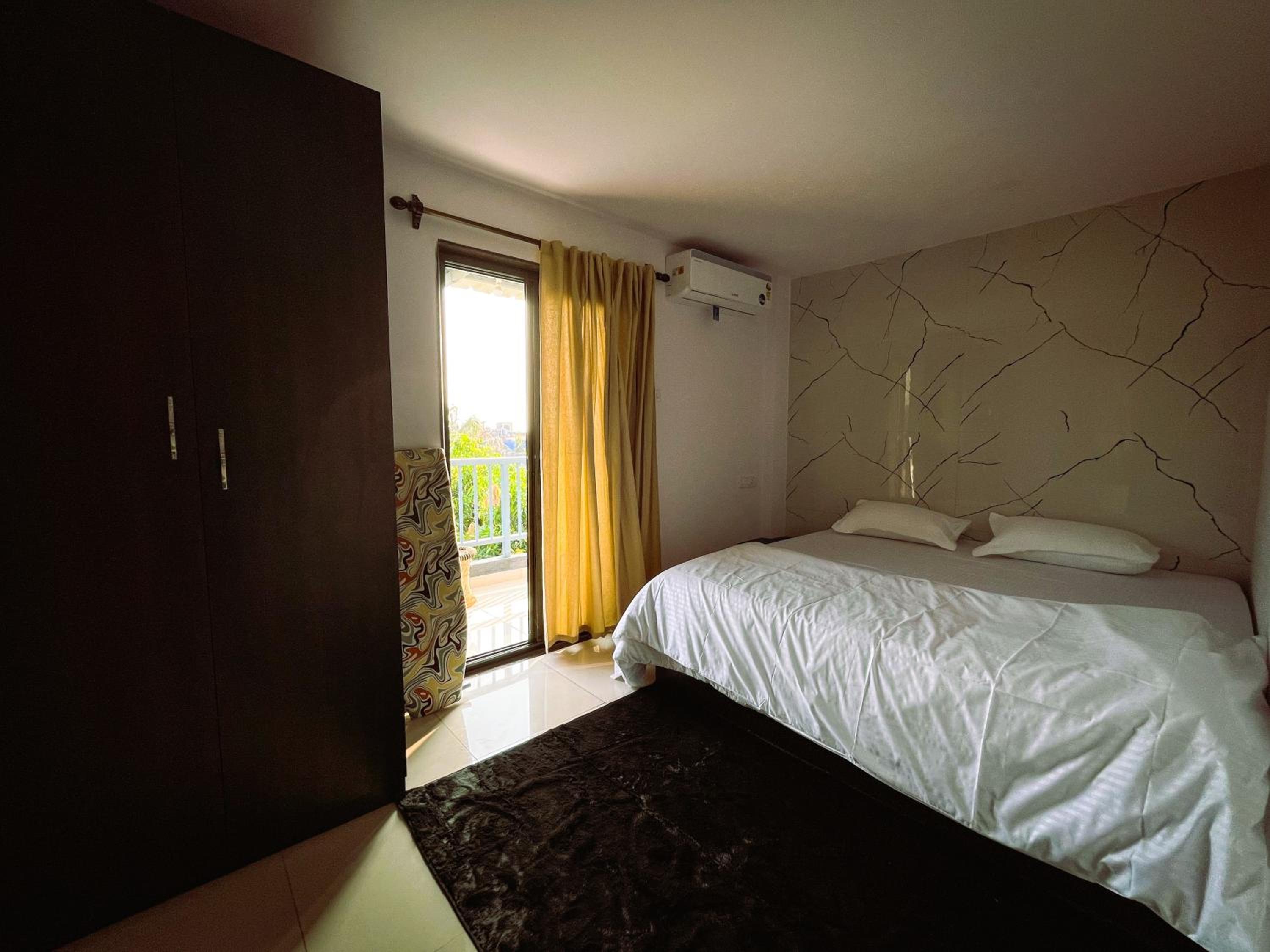 One-Bedroom Apartment With Balcony And Mountain View   photo 3