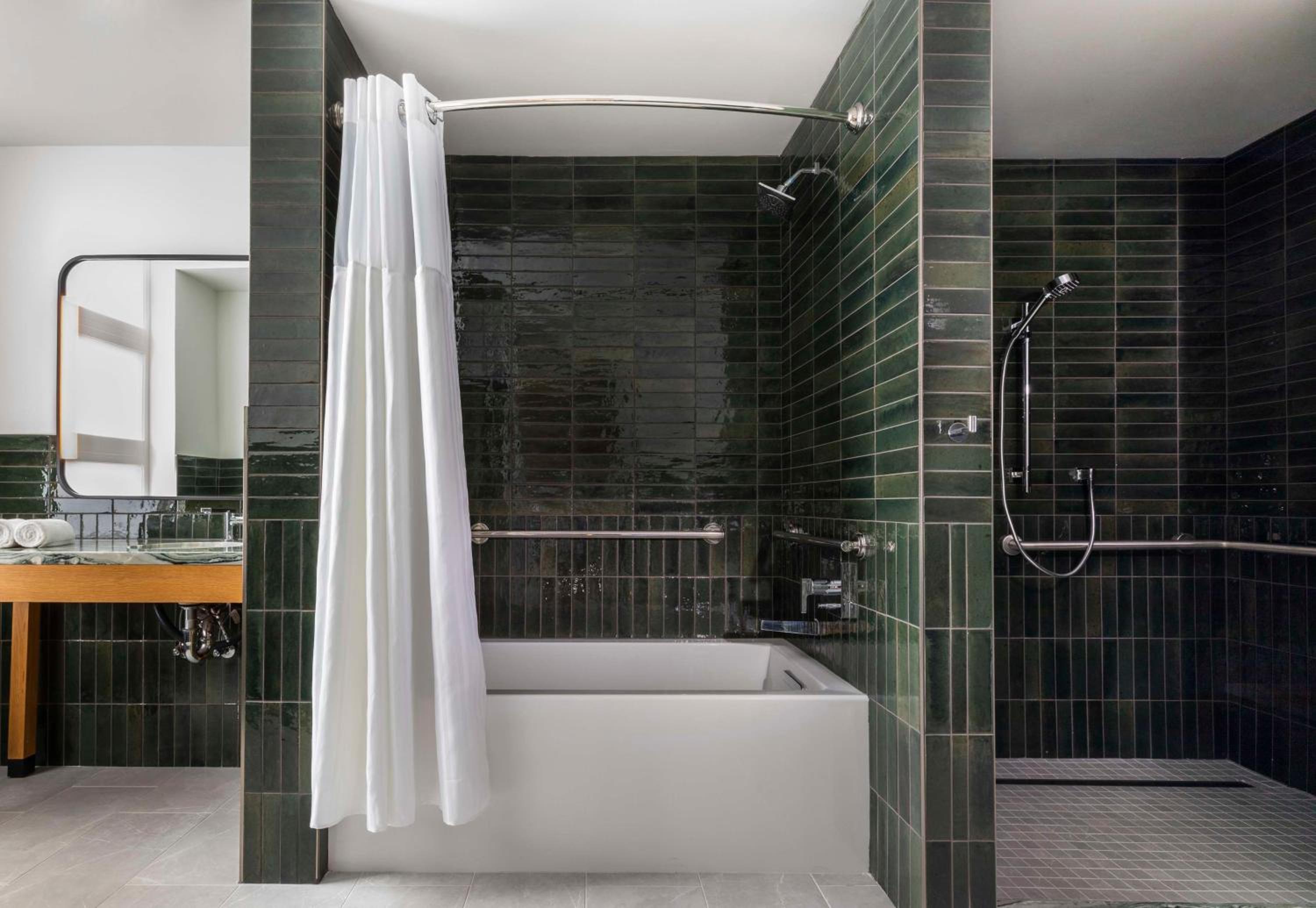 Signature Suite - Disability Access - Photo 8