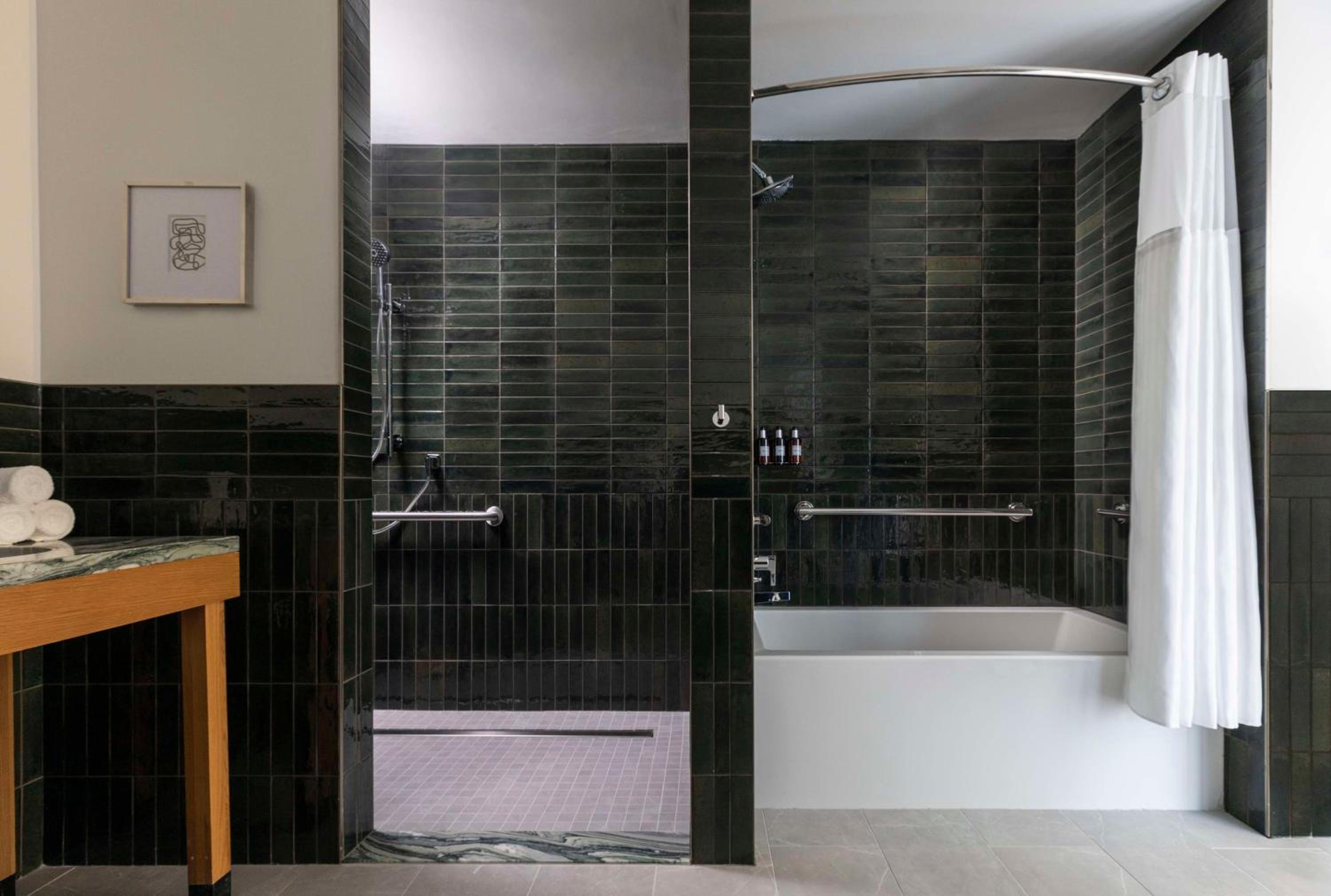 Signature Suite - Disability Access - Photo 3