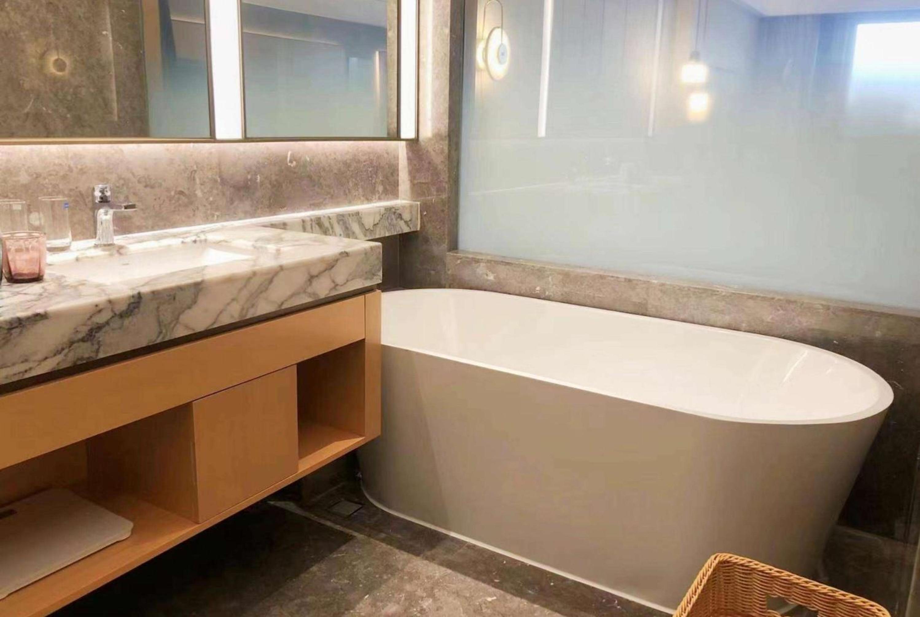Superior King Room with Hot Pool and Lake View - Long Stay