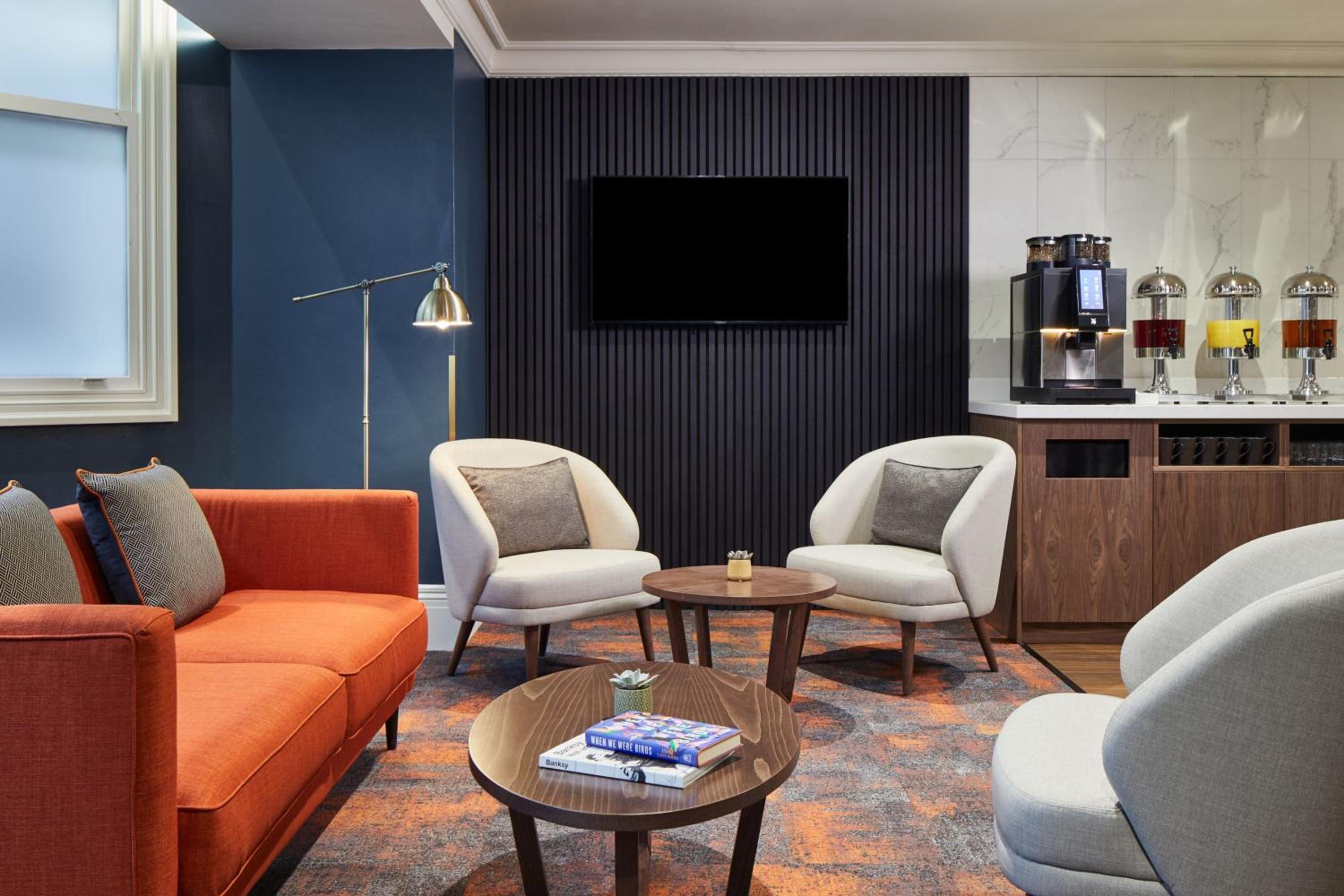 Executive King Room with Lounge Access - Photo 3