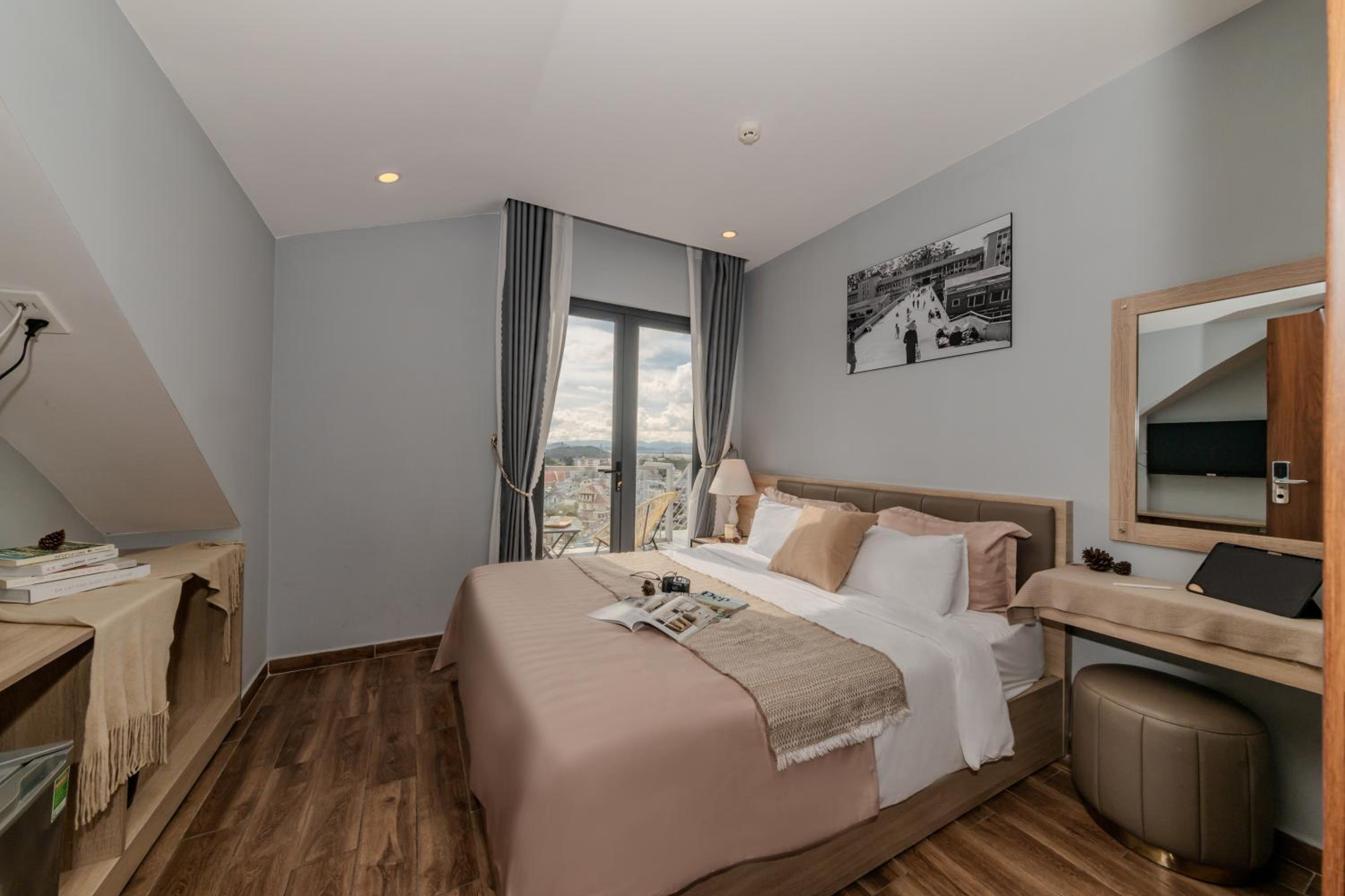 Queen Room with Balcony photo 1
