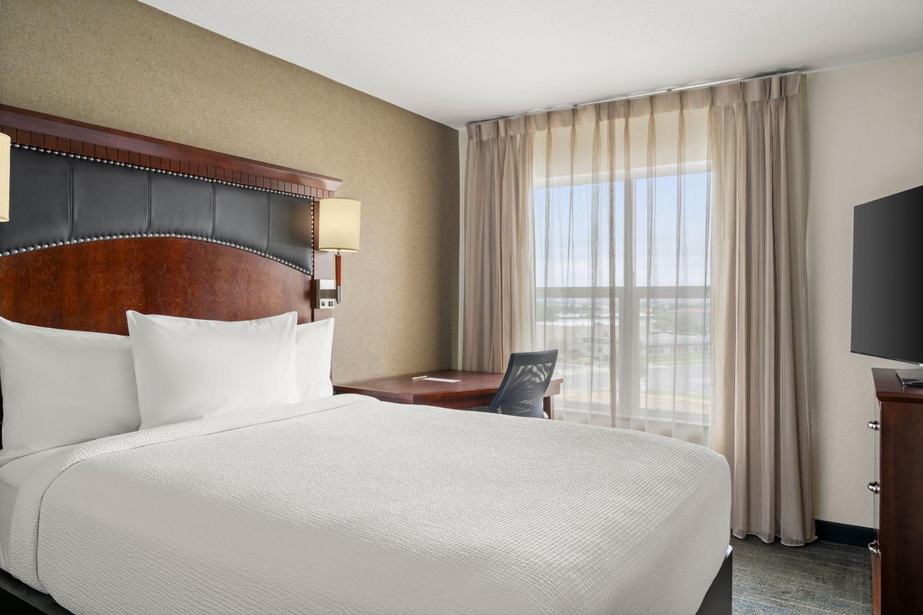 One-Bedroom King Suite with Sofa Bed - Photo 2