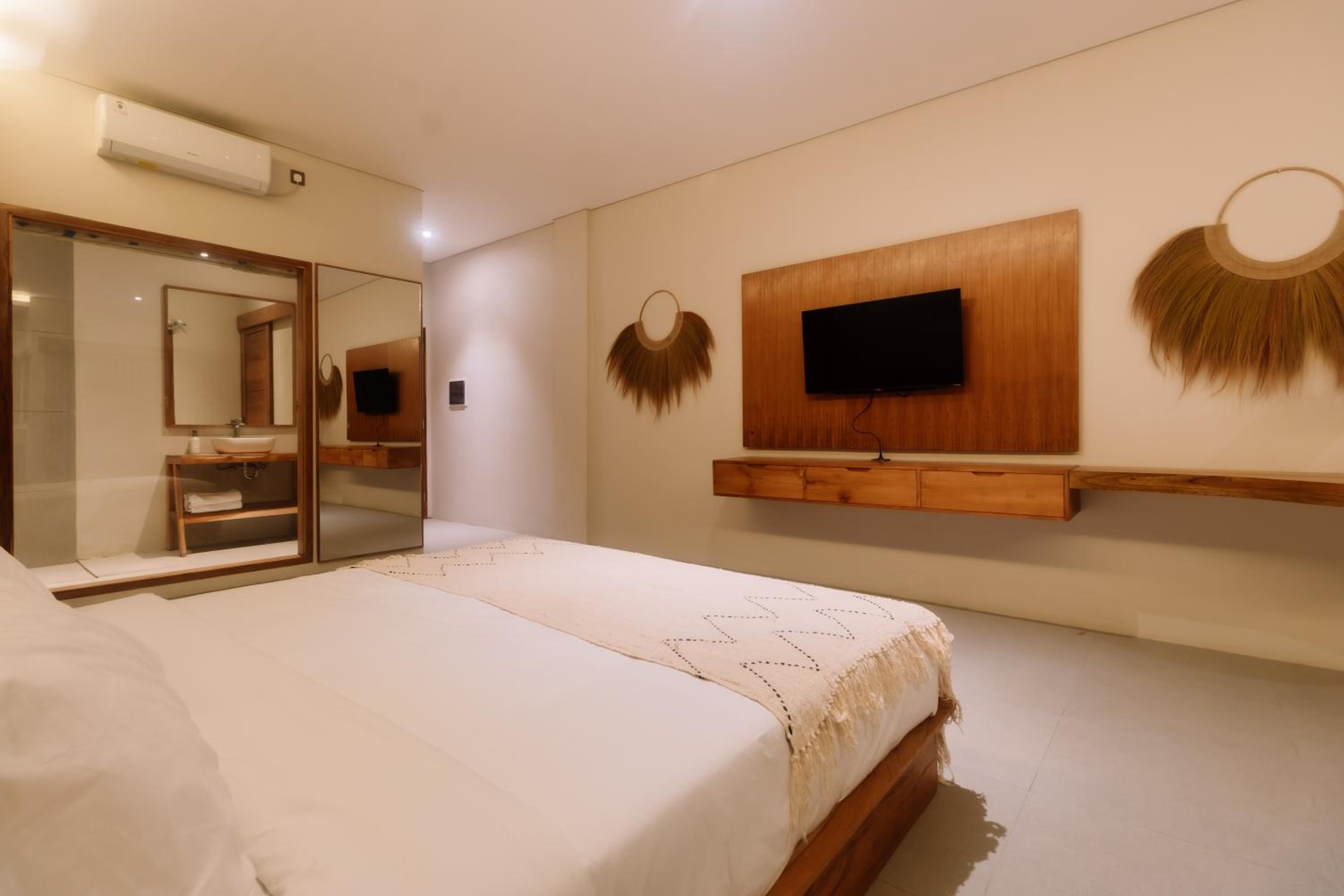 Deluxe Suite - Photo 11