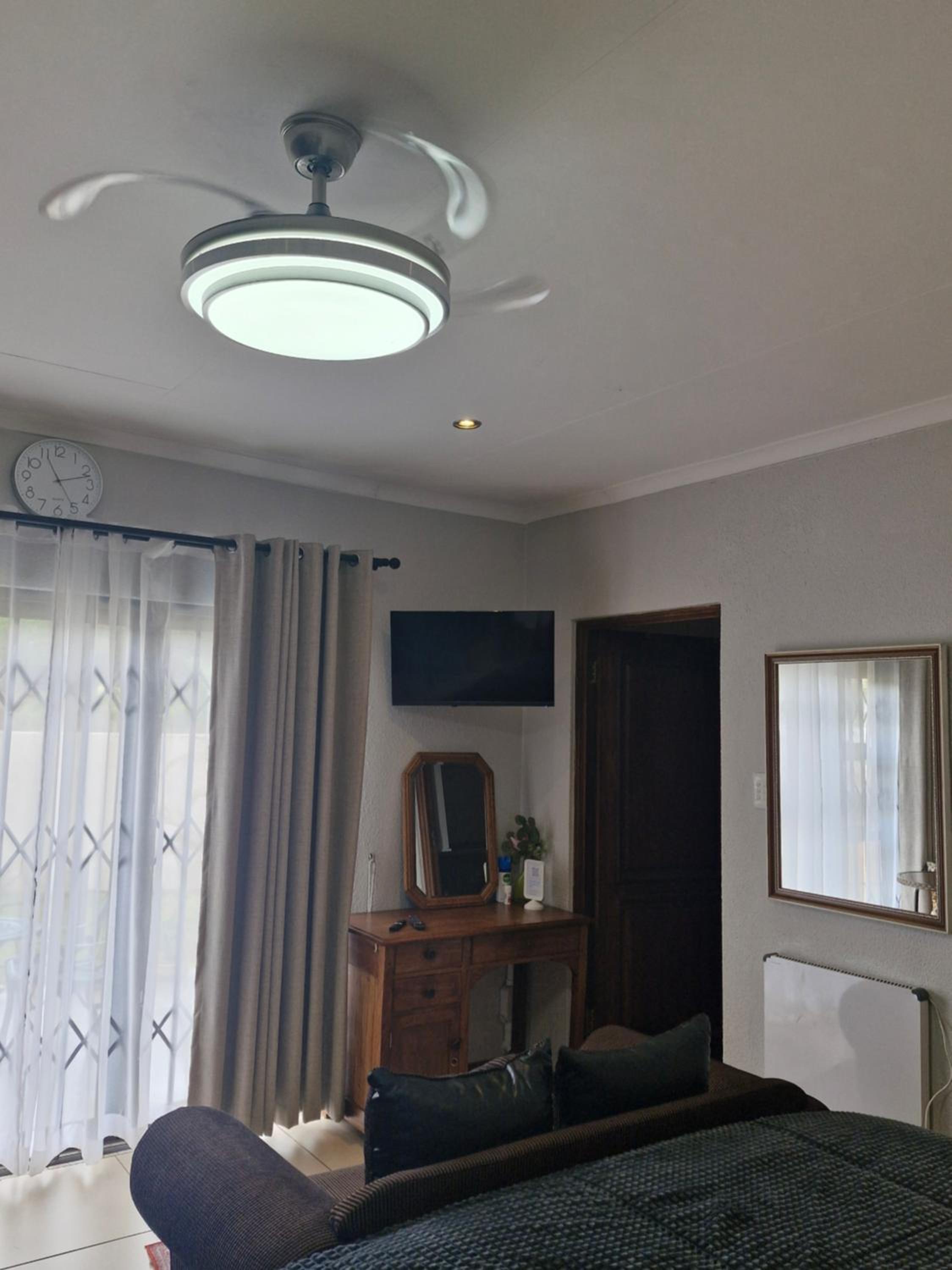 Double Room with Patio - Photo 12