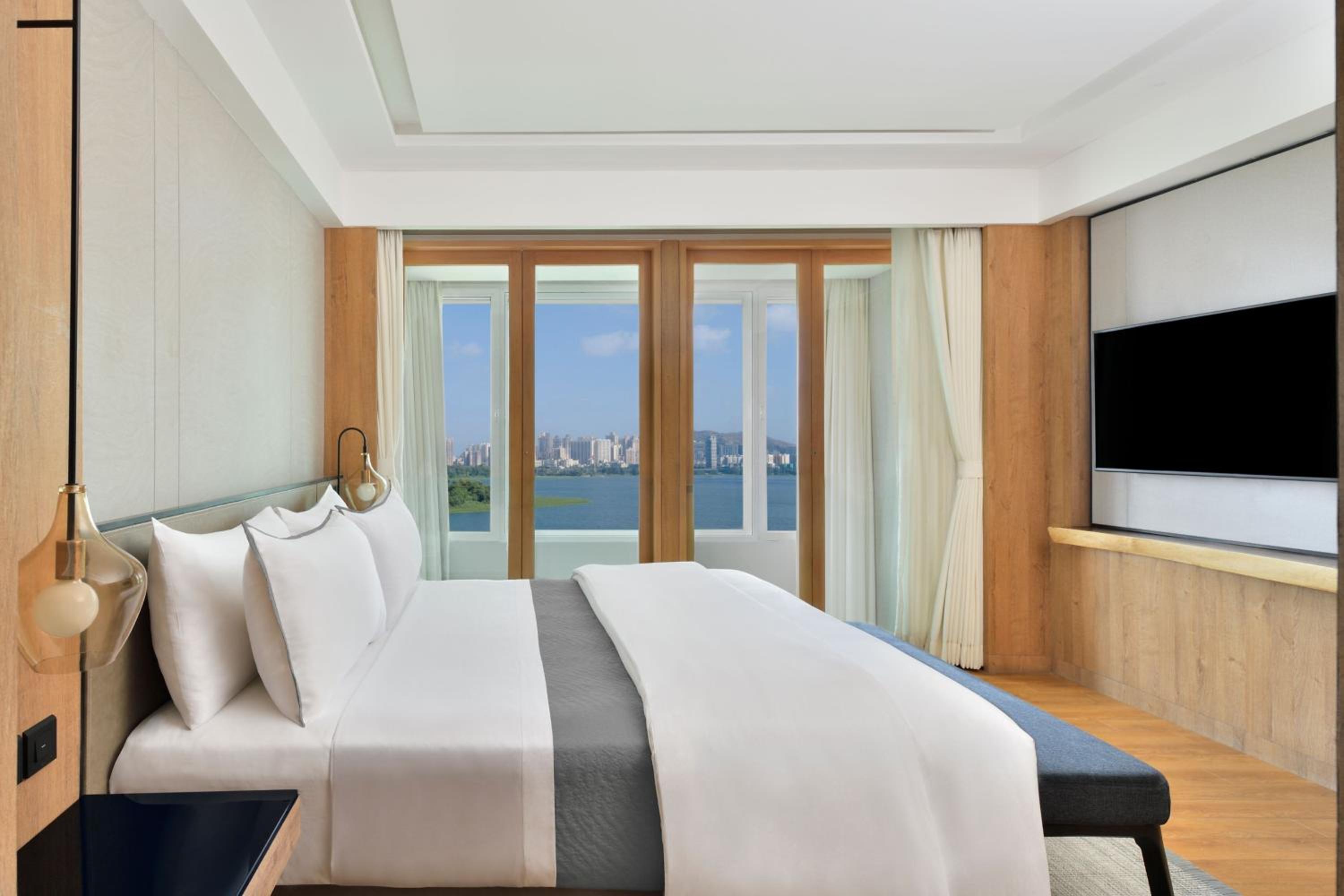 Westin Suite, 1 Bedroom Suite, 1 King, Lake view - Photo 2