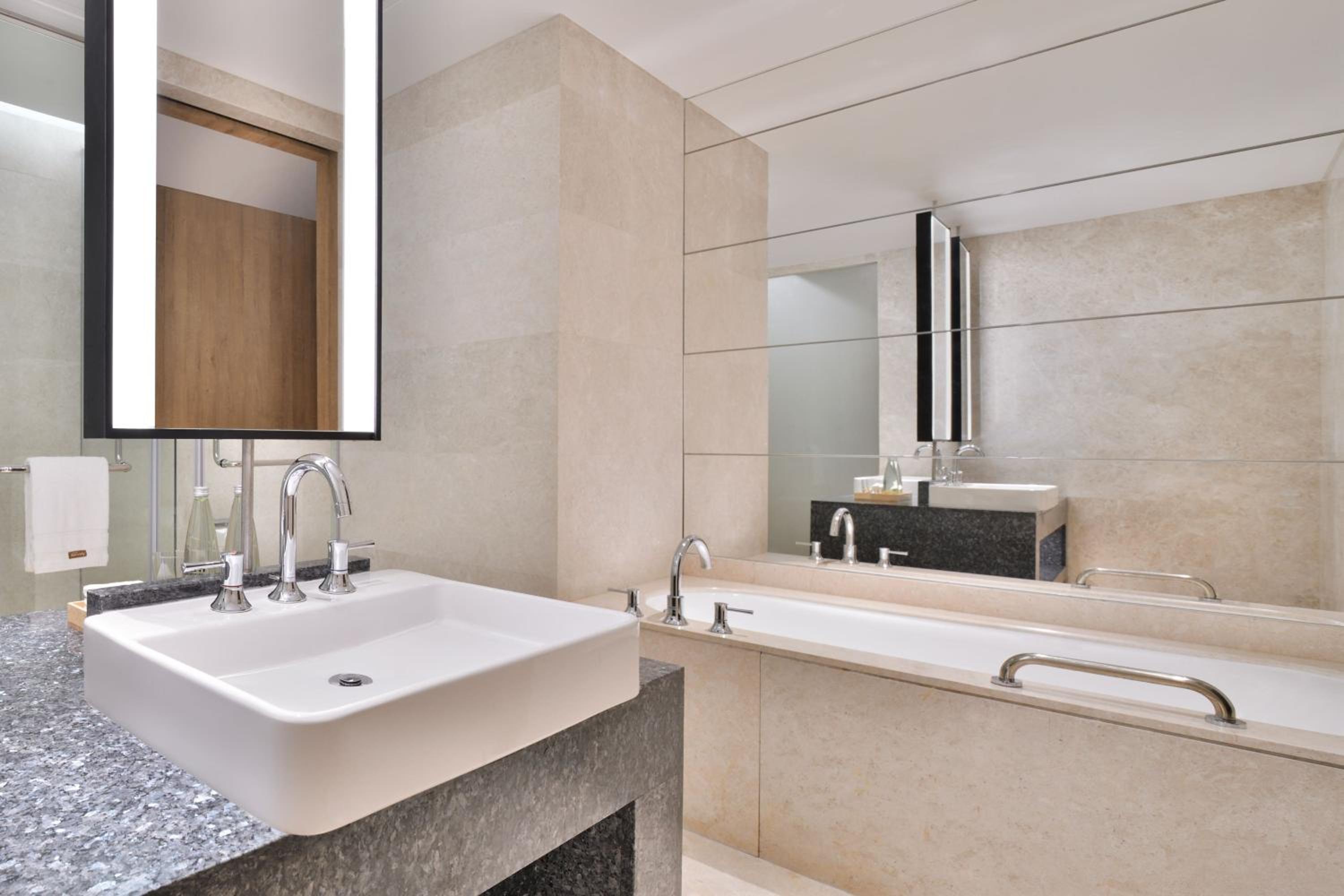 Westin Suite, 1 Bedroom Suite, 1 King, Lake view - Photo 5