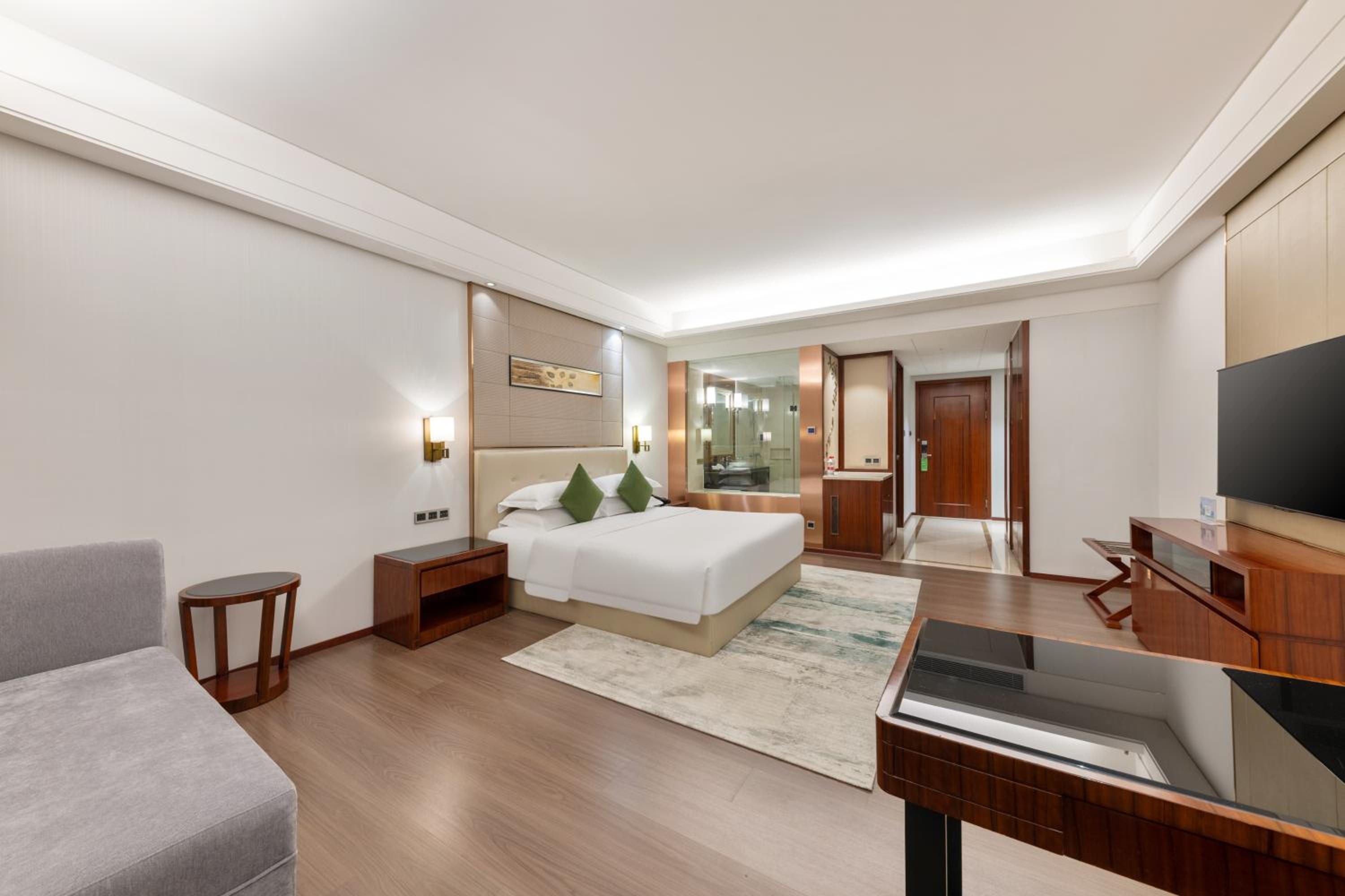 Queen Room - Accessible/Smoking