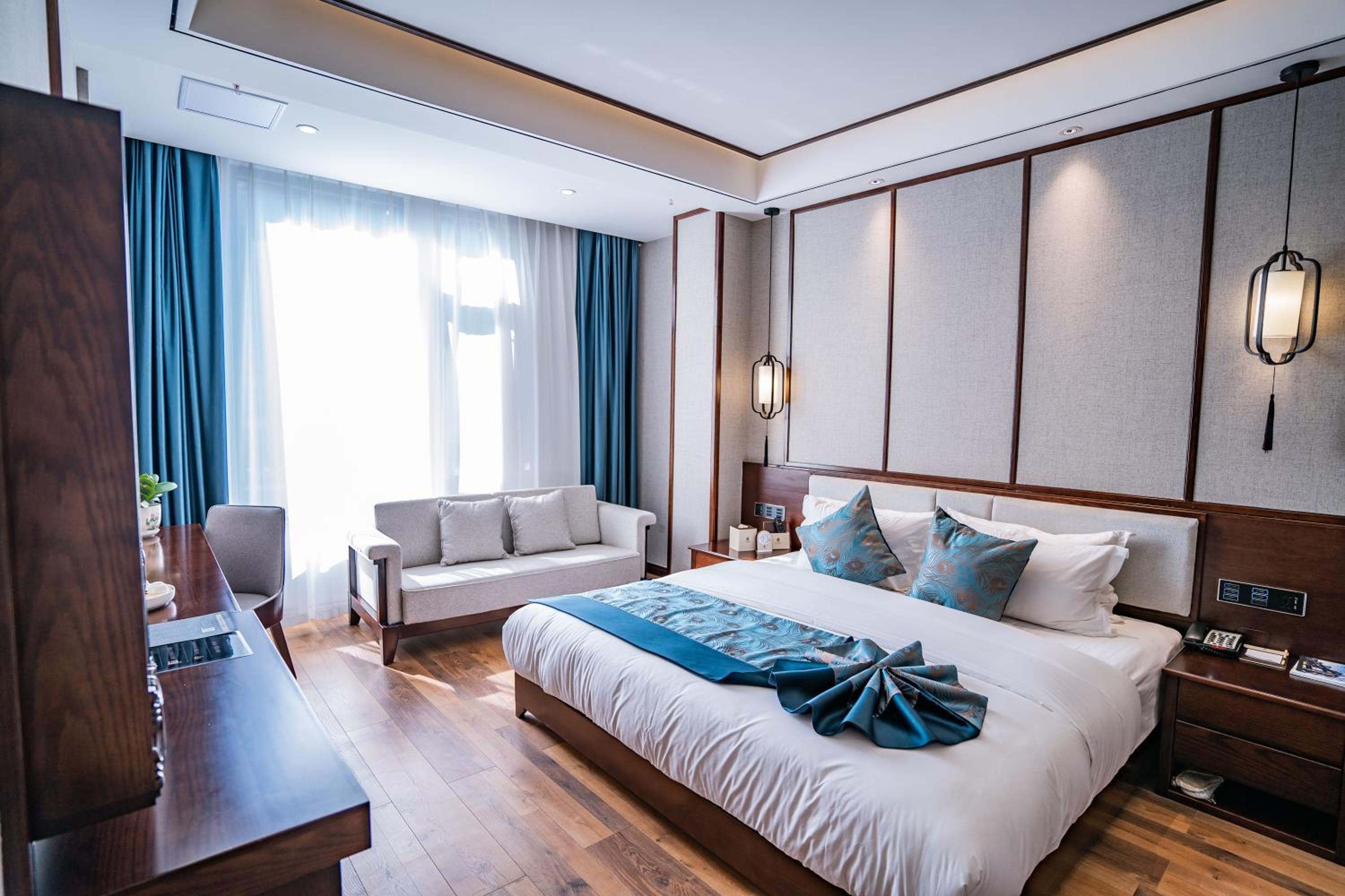Deluxe Queen Room