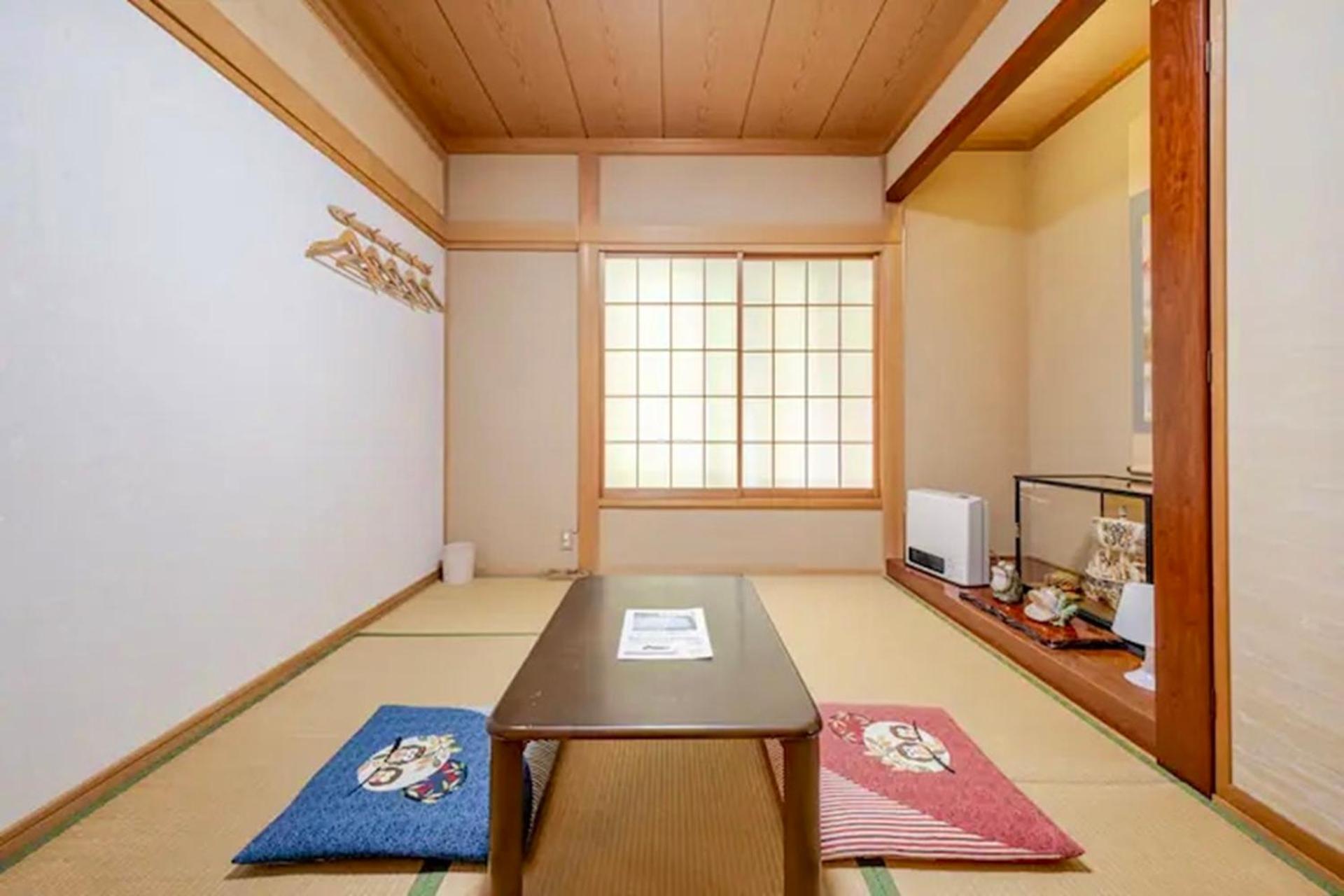 Economy Japanese-Style Family Room
