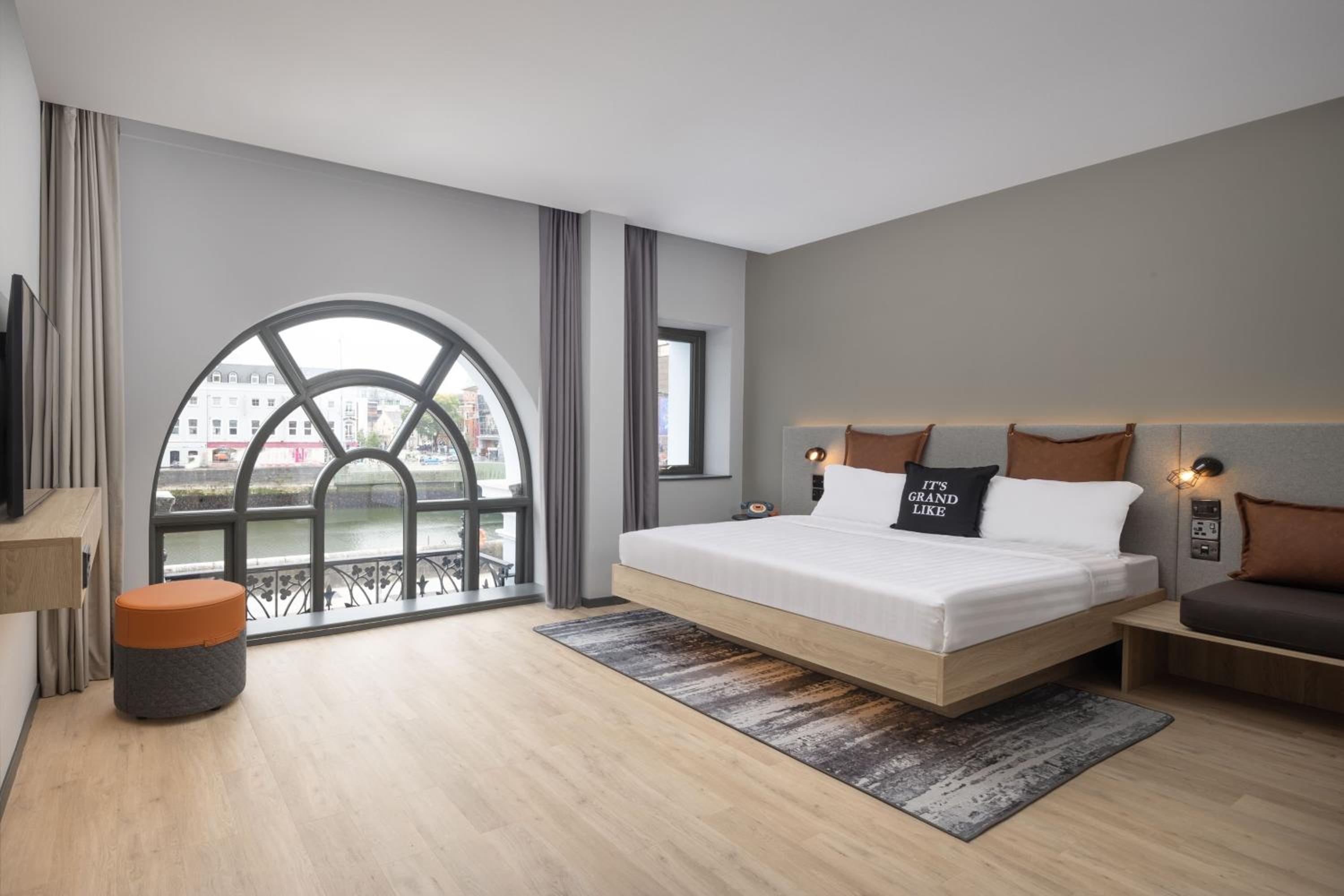 Moxy Extra Queen Room with River View - Photo 6