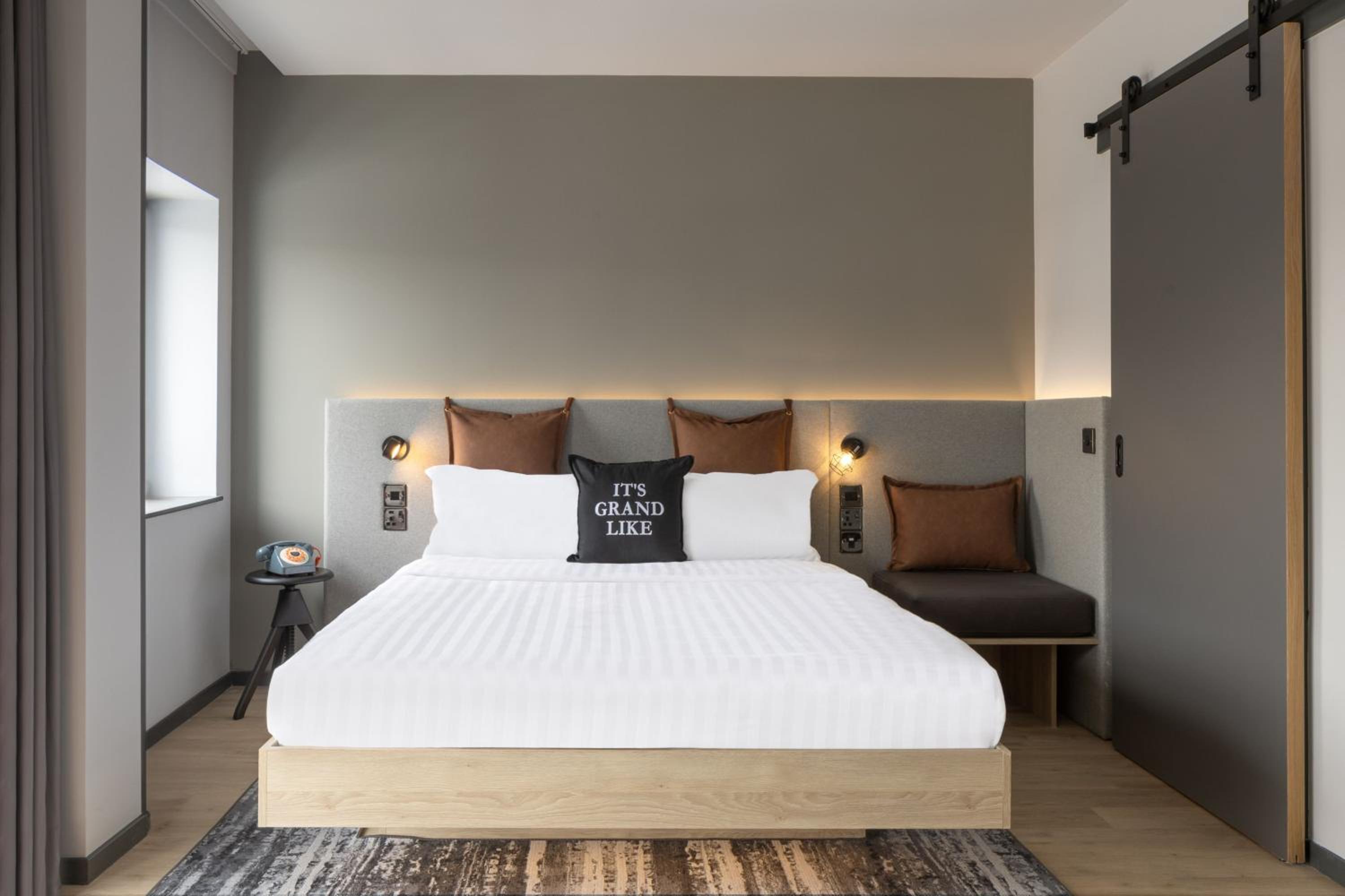 Moxy Extra Queen Room with River View - Photo 7