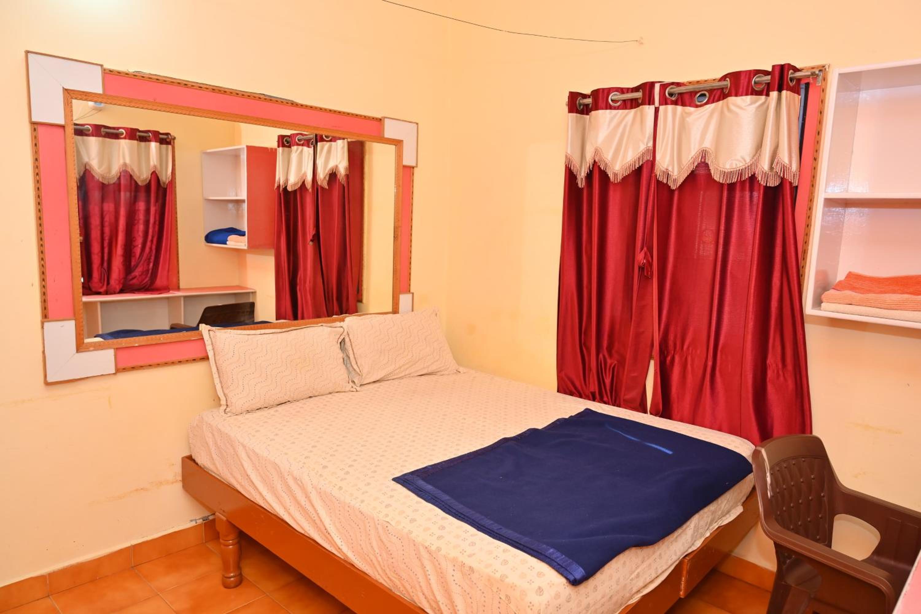 Twin Room with Fan photo 2