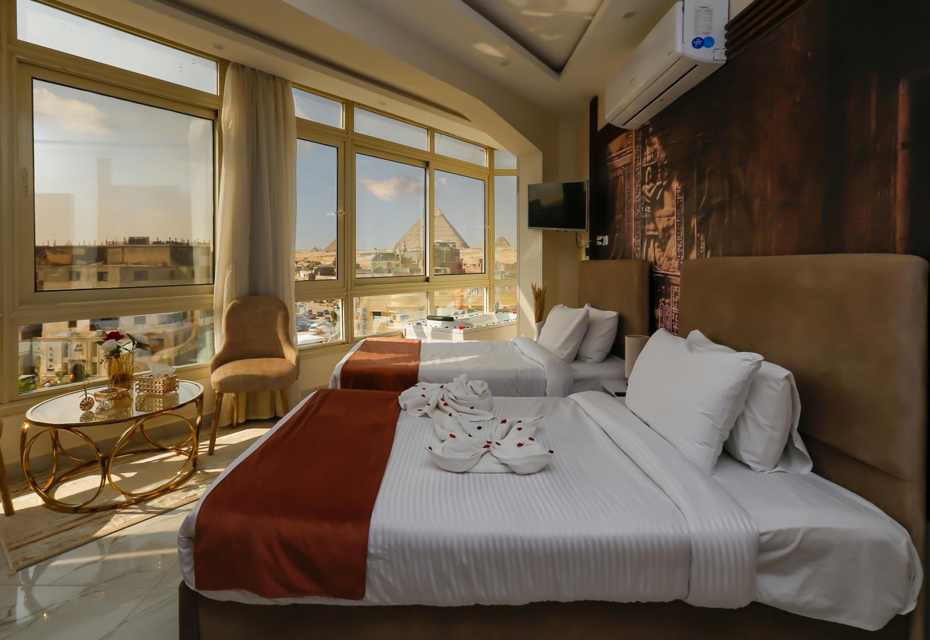 Double Room with Jacuzzi with Pyramids View