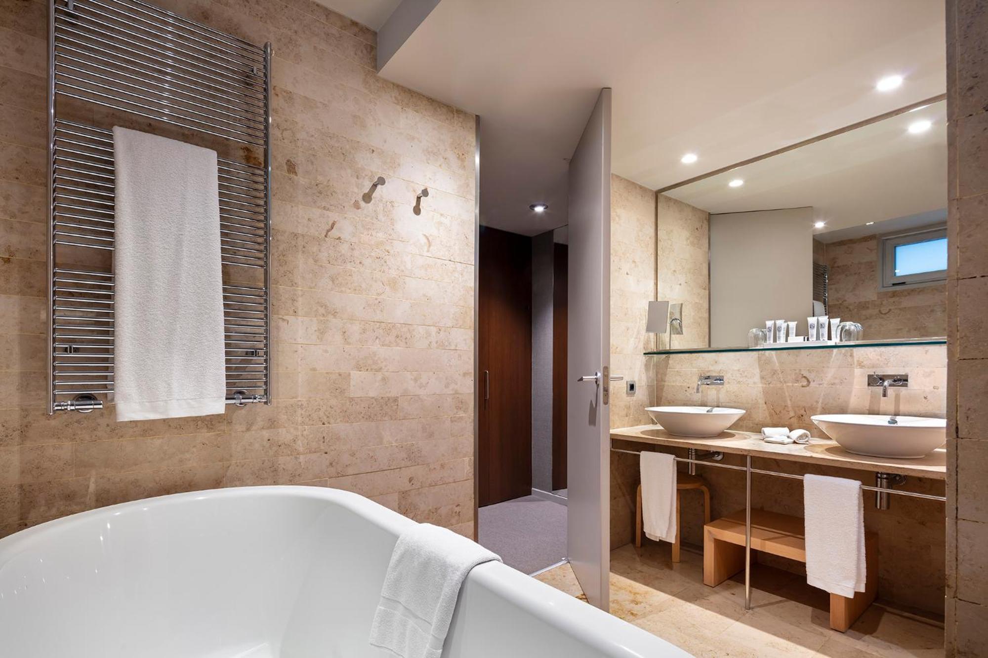 Deluxe Suite with Guggenheim view - Photo 5