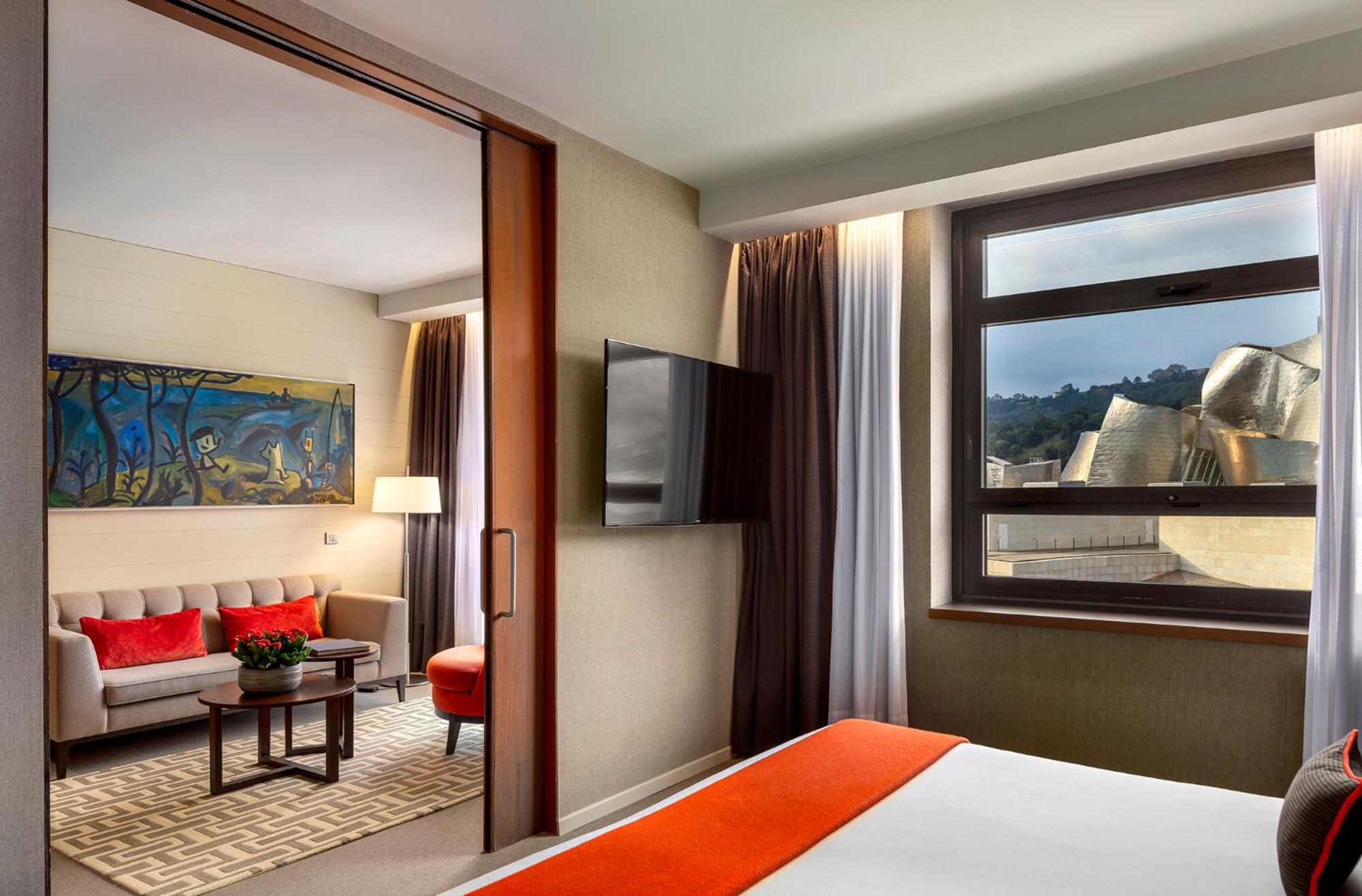 Deluxe Suite with Guggenheim view - Photo 4