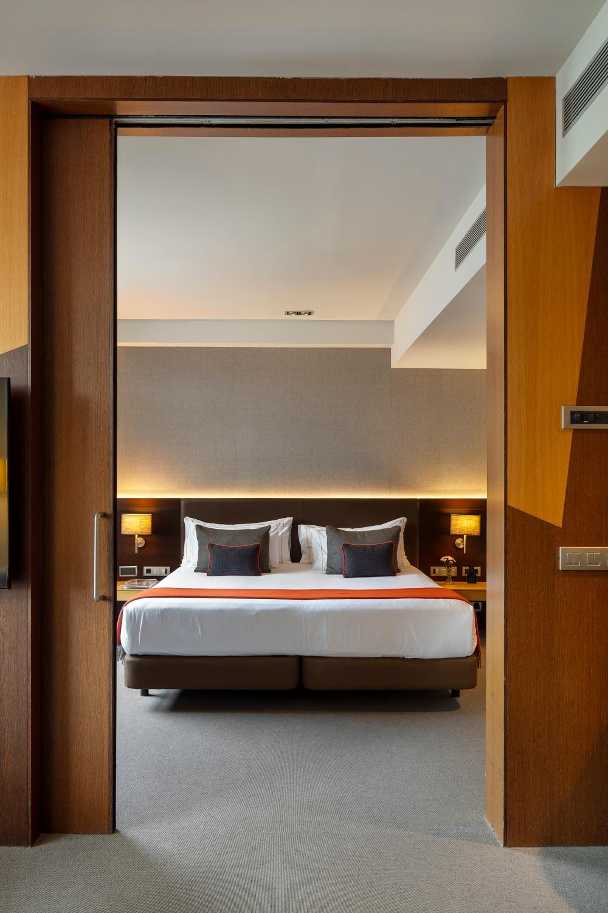Deluxe Suite with Guggenheim view - Photo 3