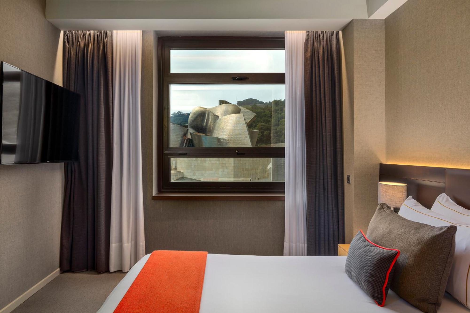 Deluxe Suite with Guggenheim view - Photo 2