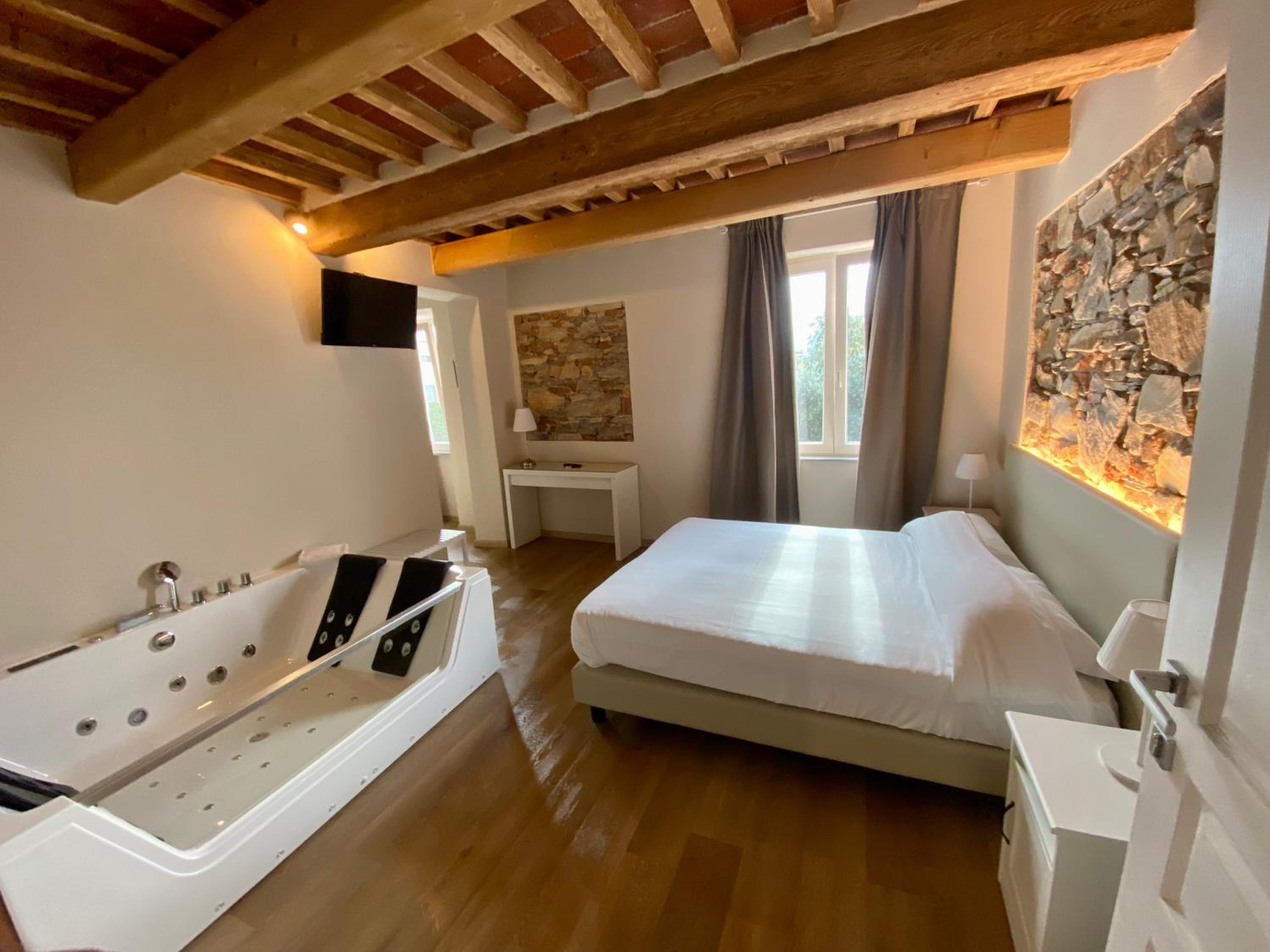 Suite with Hot Tub photo 2